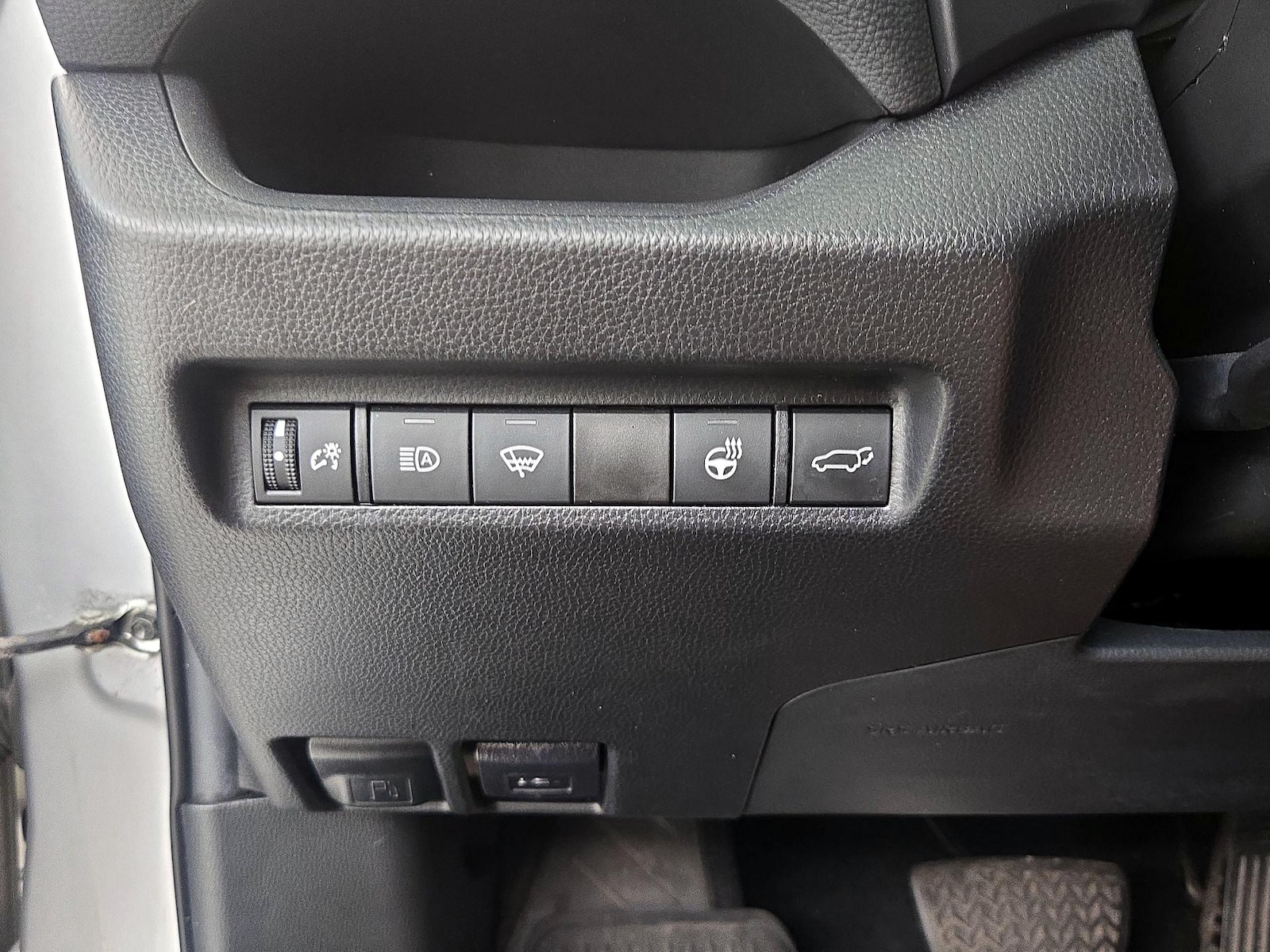 2021 Toyota RAV4 XLE Premium - Photo 14