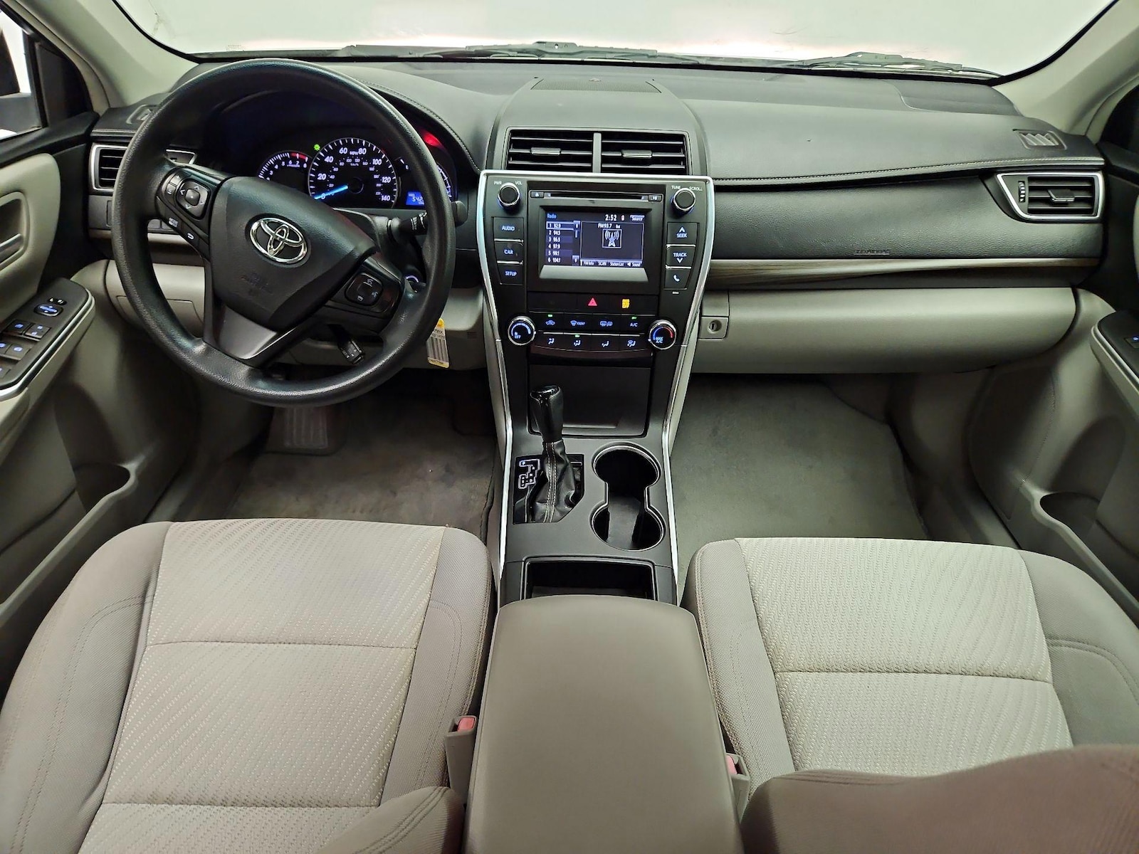 2015 Toyota Camry LE - Photo 10