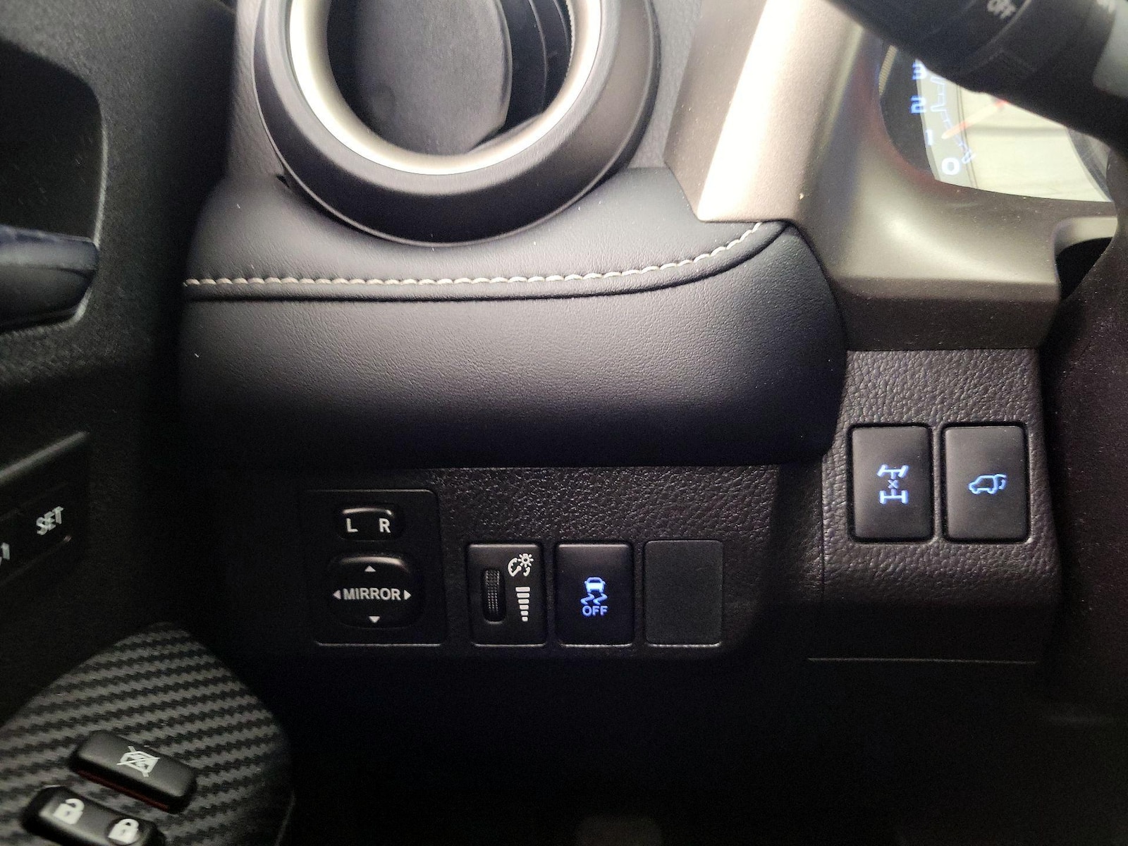 2015 Toyota RAV4 Limited - Photo 14