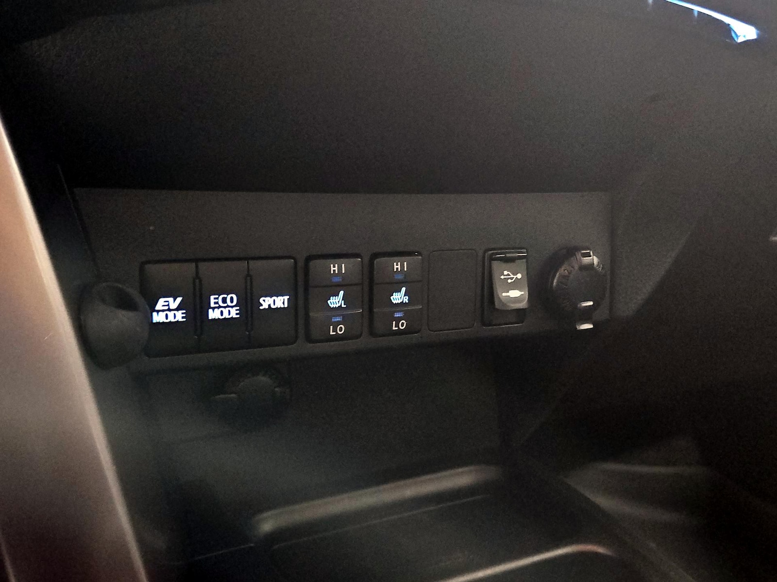 2018 Toyota RAV4 Limited - Photo 19