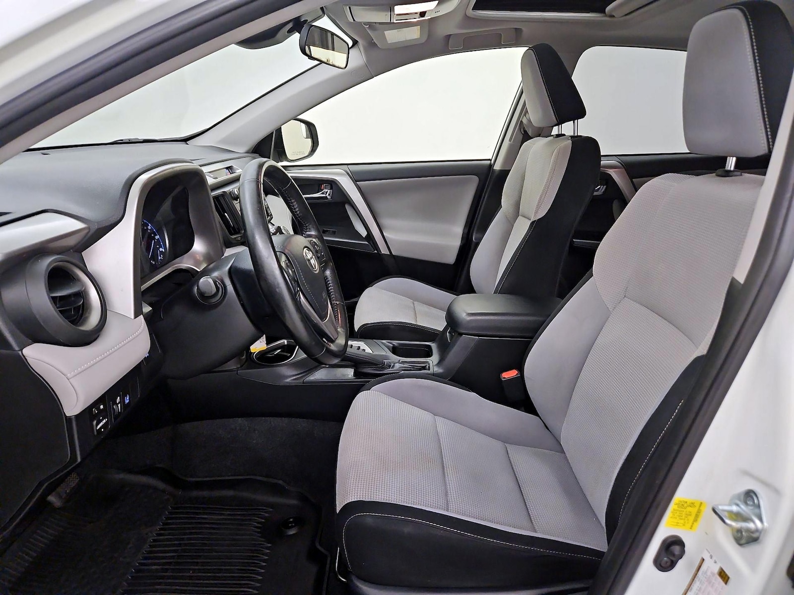 2017 Toyota RAV4 XLE - Photo 12