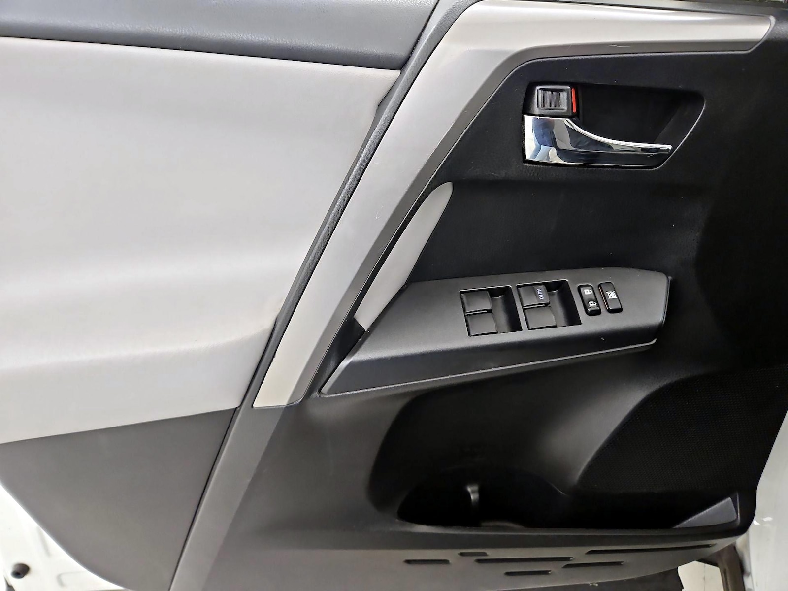 2017 Toyota RAV4 XLE - Photo 13