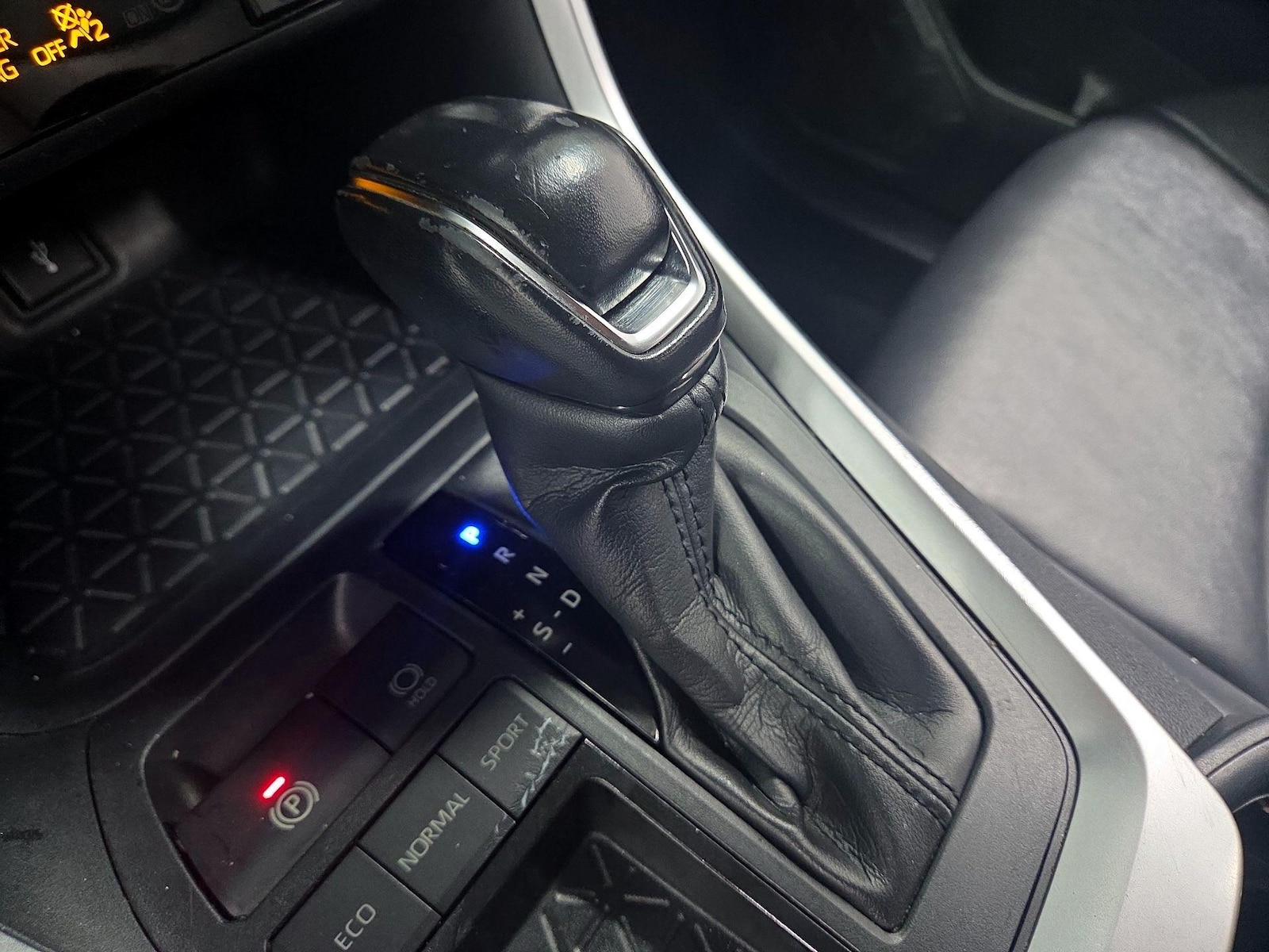 2021 Toyota RAV4 XLE Premium - Photo 17