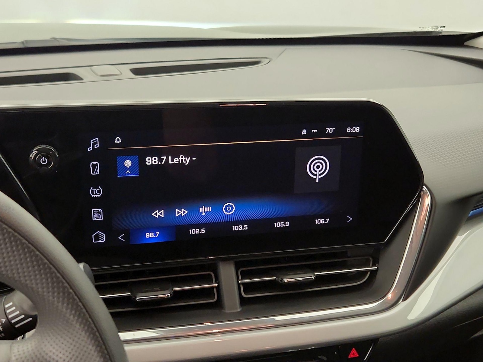 2025 Chevrolet Trax LT - Photo 16