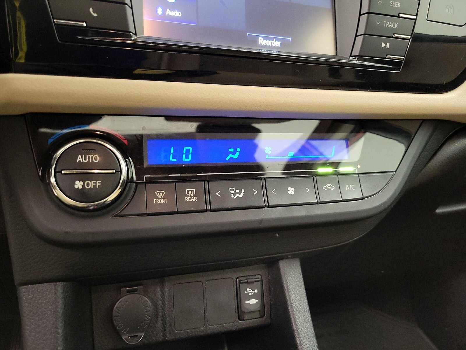 2014 Toyota Corolla LE - Photo 17