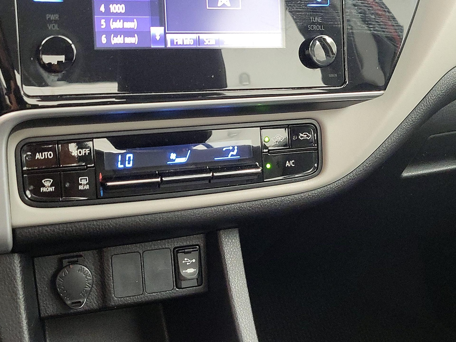 2019 Toyota Corolla LE - Photo 17