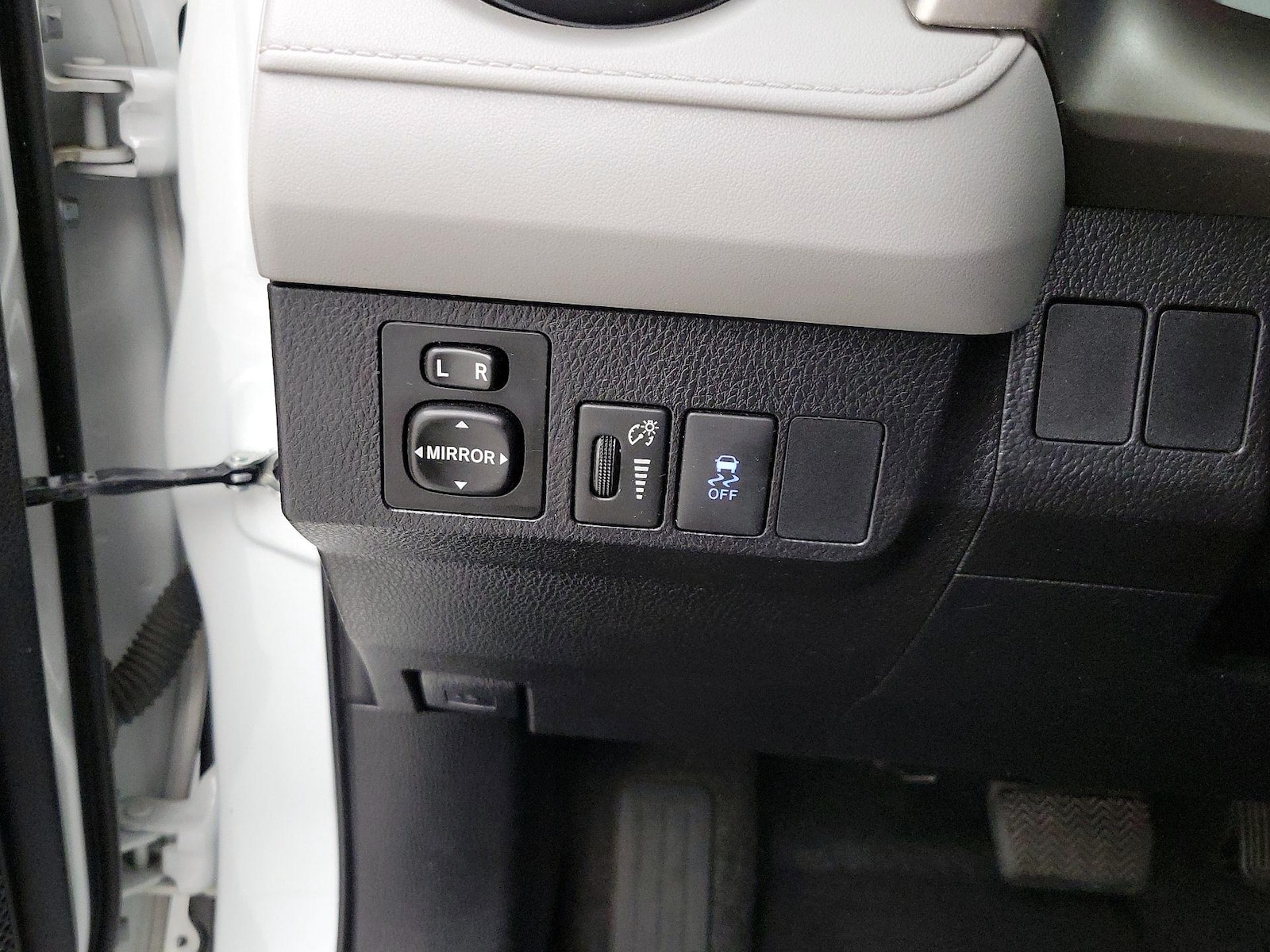 2014 Toyota RAV4 LE - Photo 14