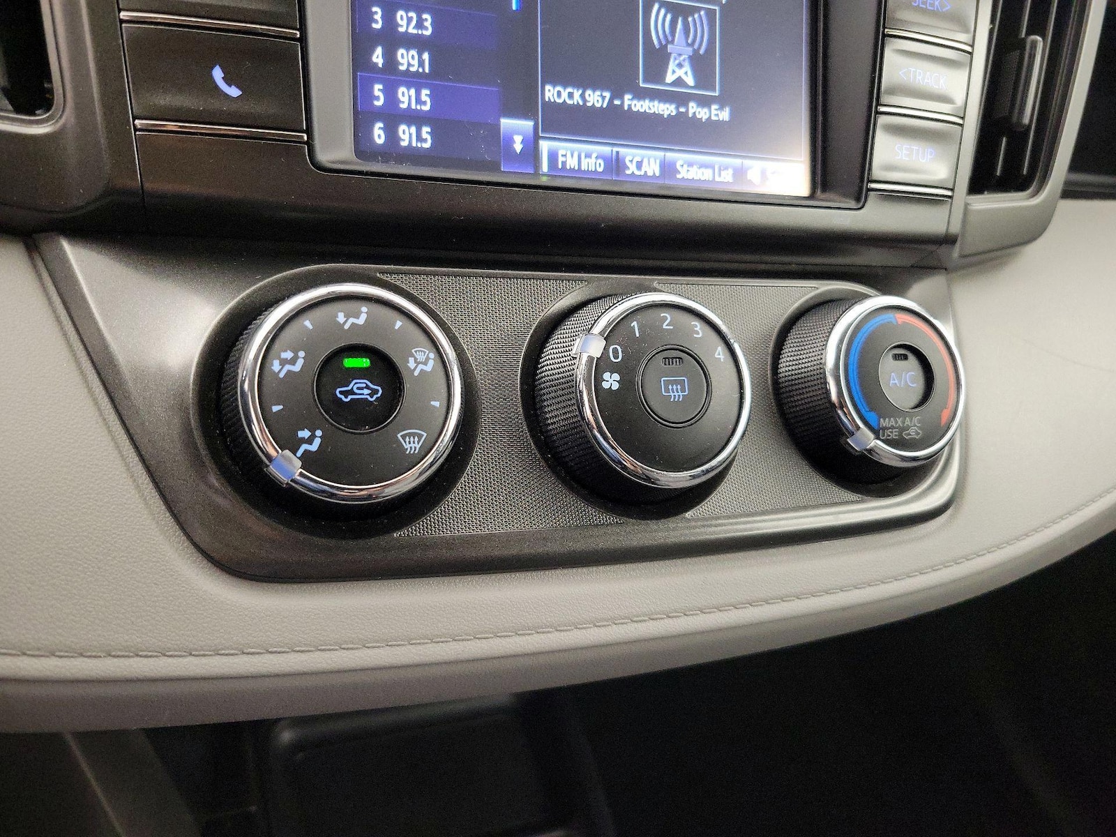 2014 Toyota RAV4 LE - Photo 17