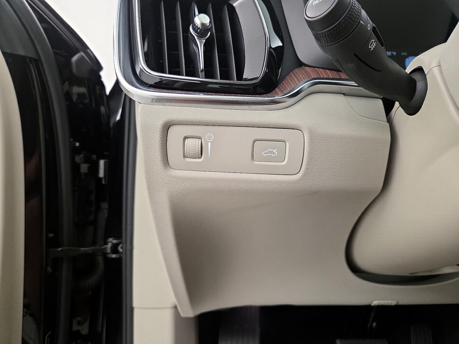2022 Volvo S60 Momentum - Photo 14