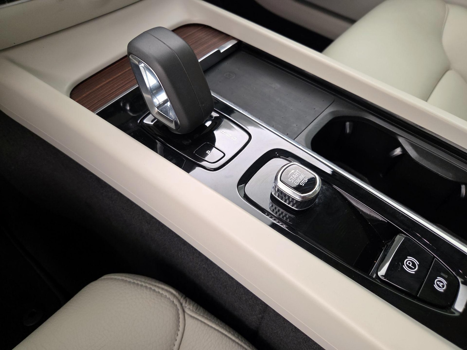 2022 Volvo S60 Momentum - Photo 19