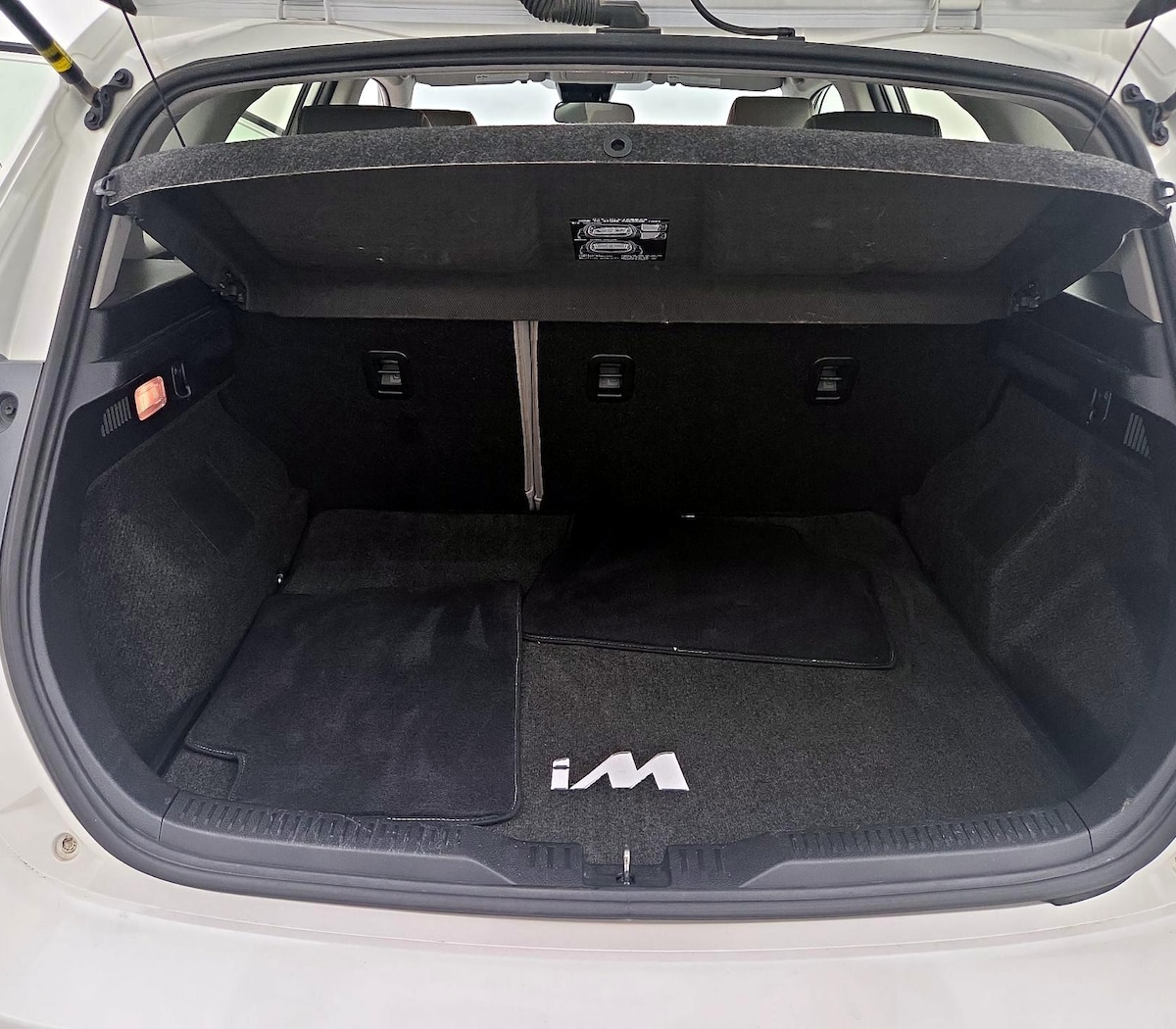 Trunk/Cargo (Seats Up)