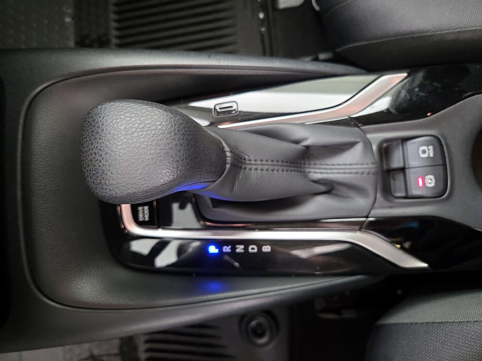 2020 Toyota Corolla LE - Photo 18