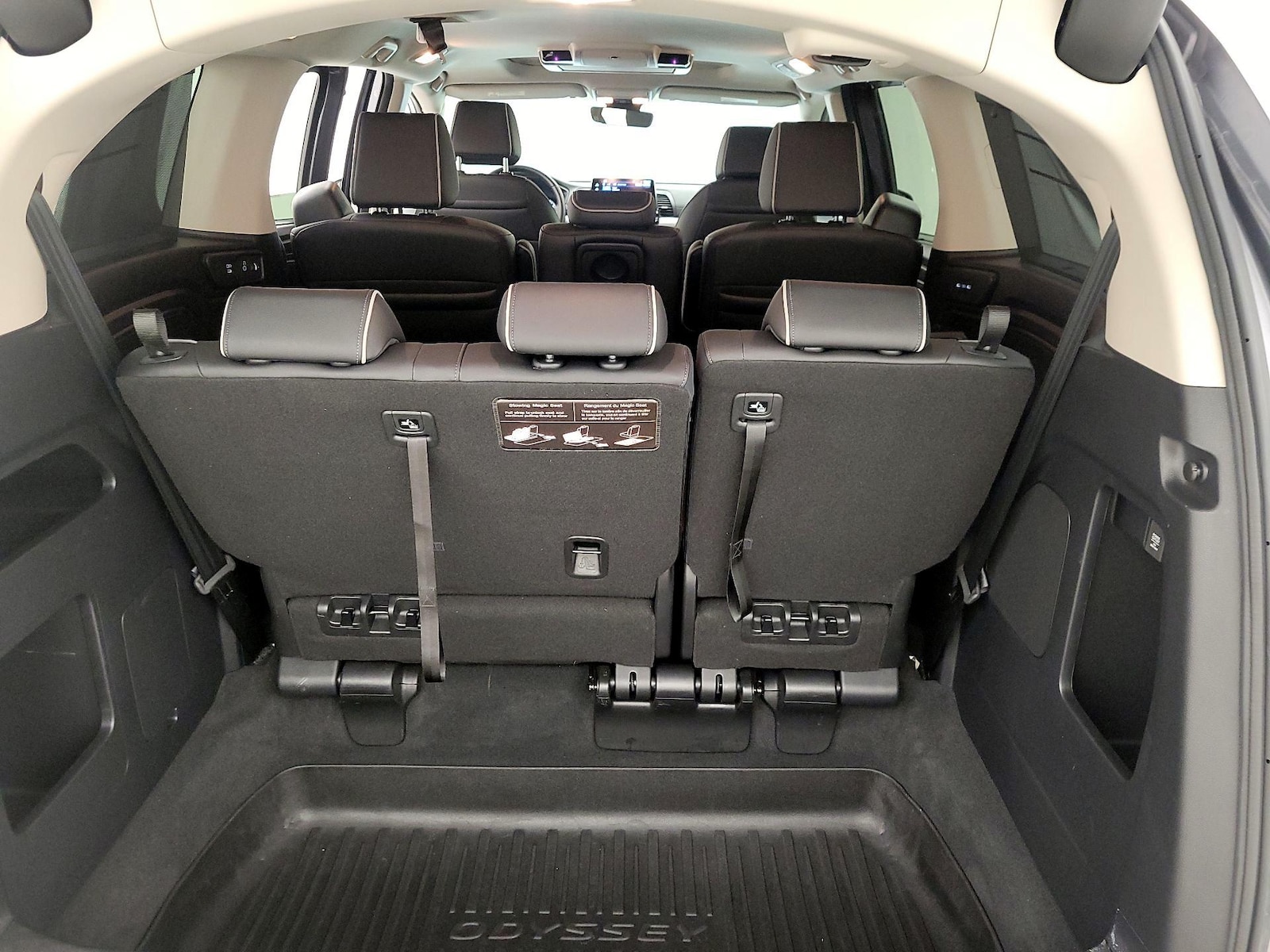 2025 Honda Odyssey Touring - Photo 23