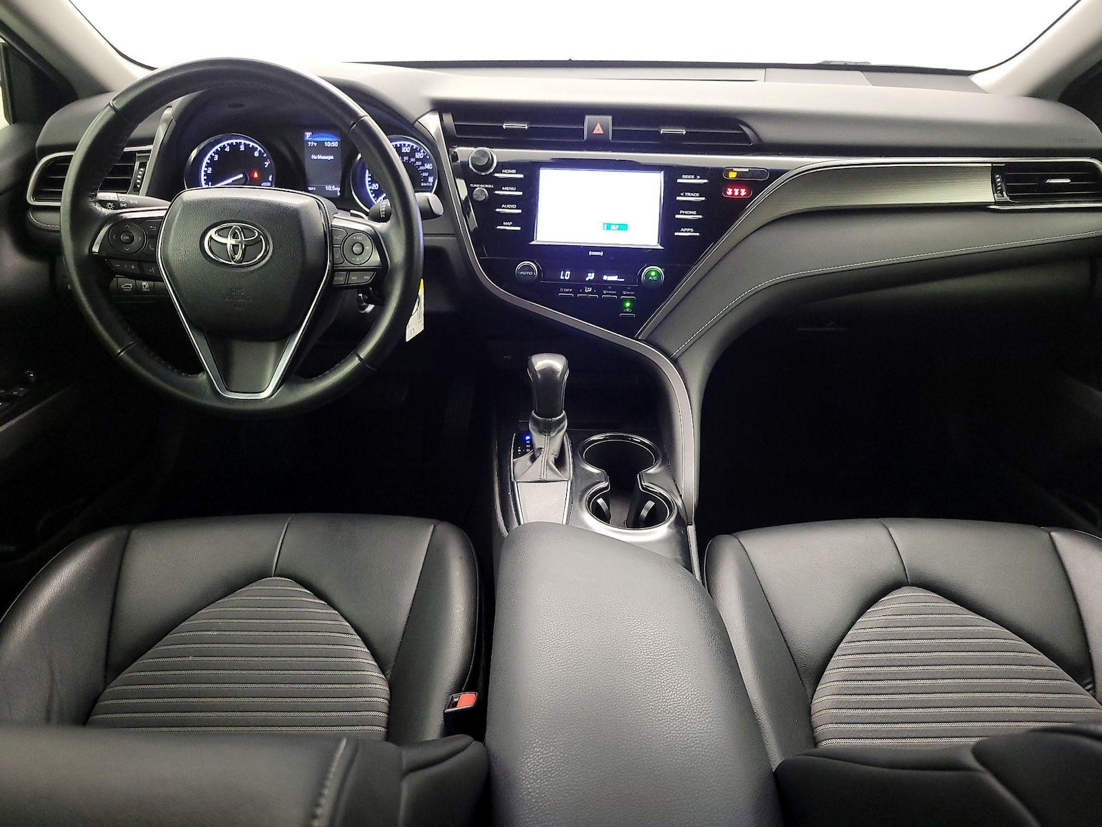 2020 Toyota Camry SE - Photo 10