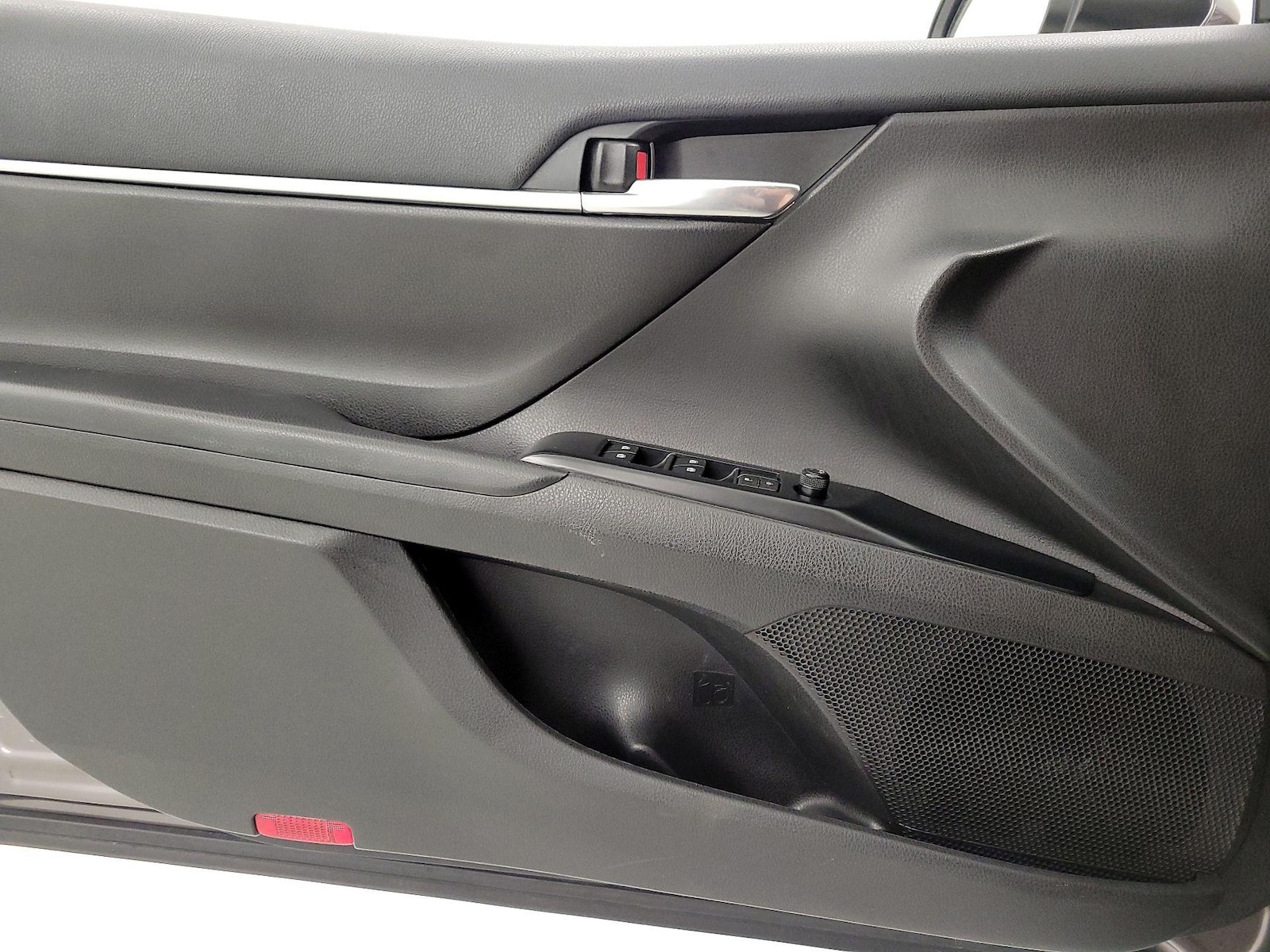 2020 Toyota Camry SE - Photo 13