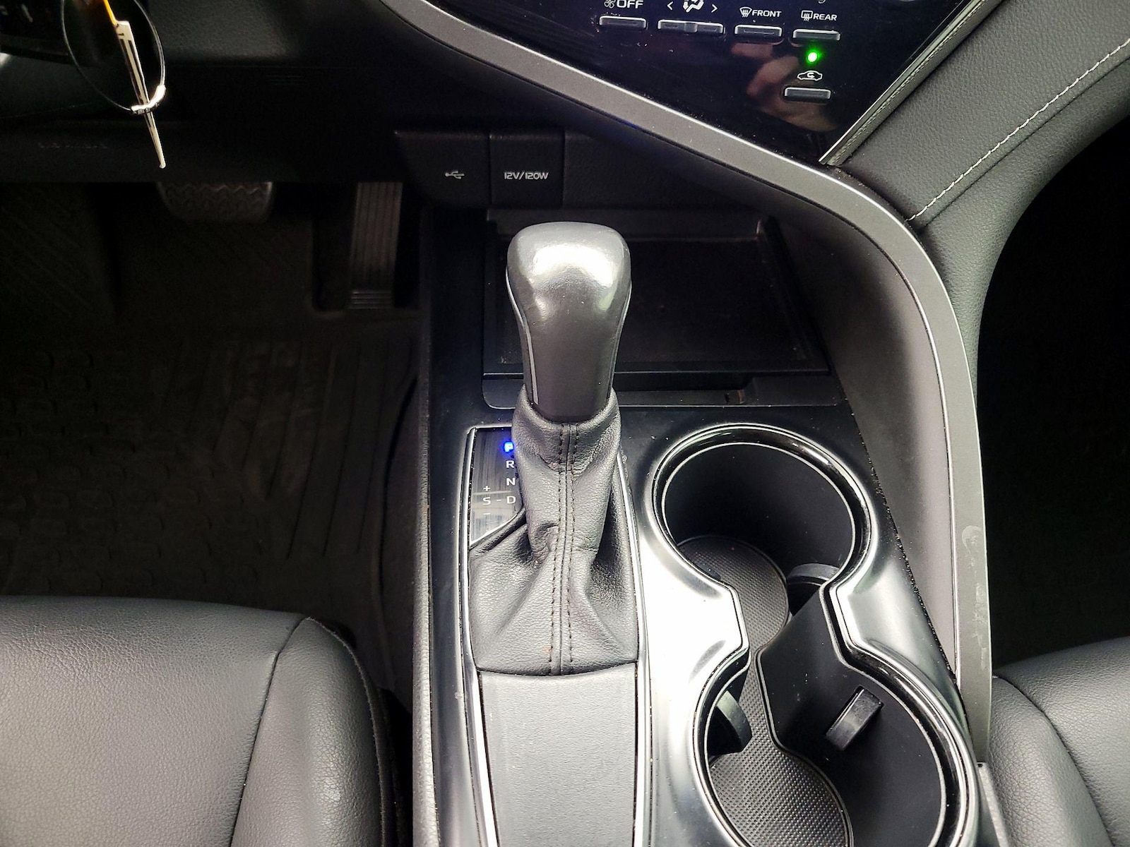 2020 Toyota Camry SE - Photo 18