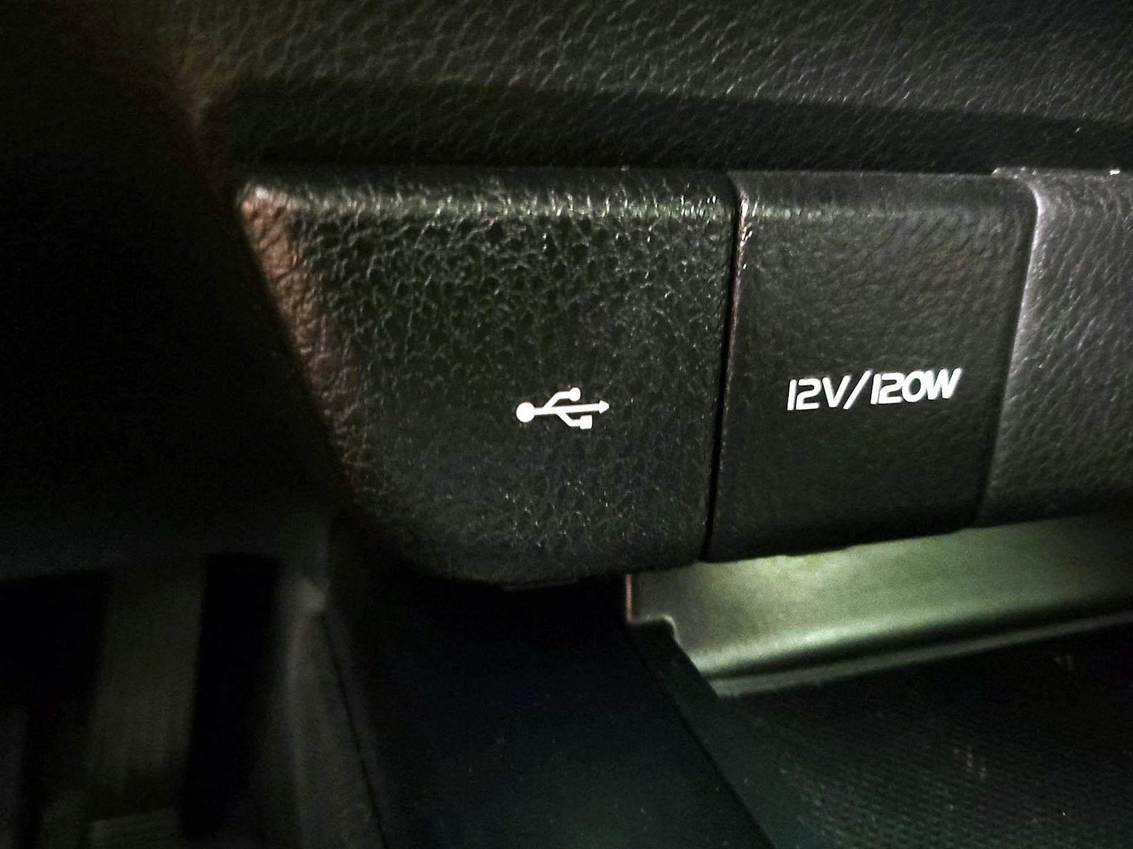 2020 Toyota Camry SE - Photo 19