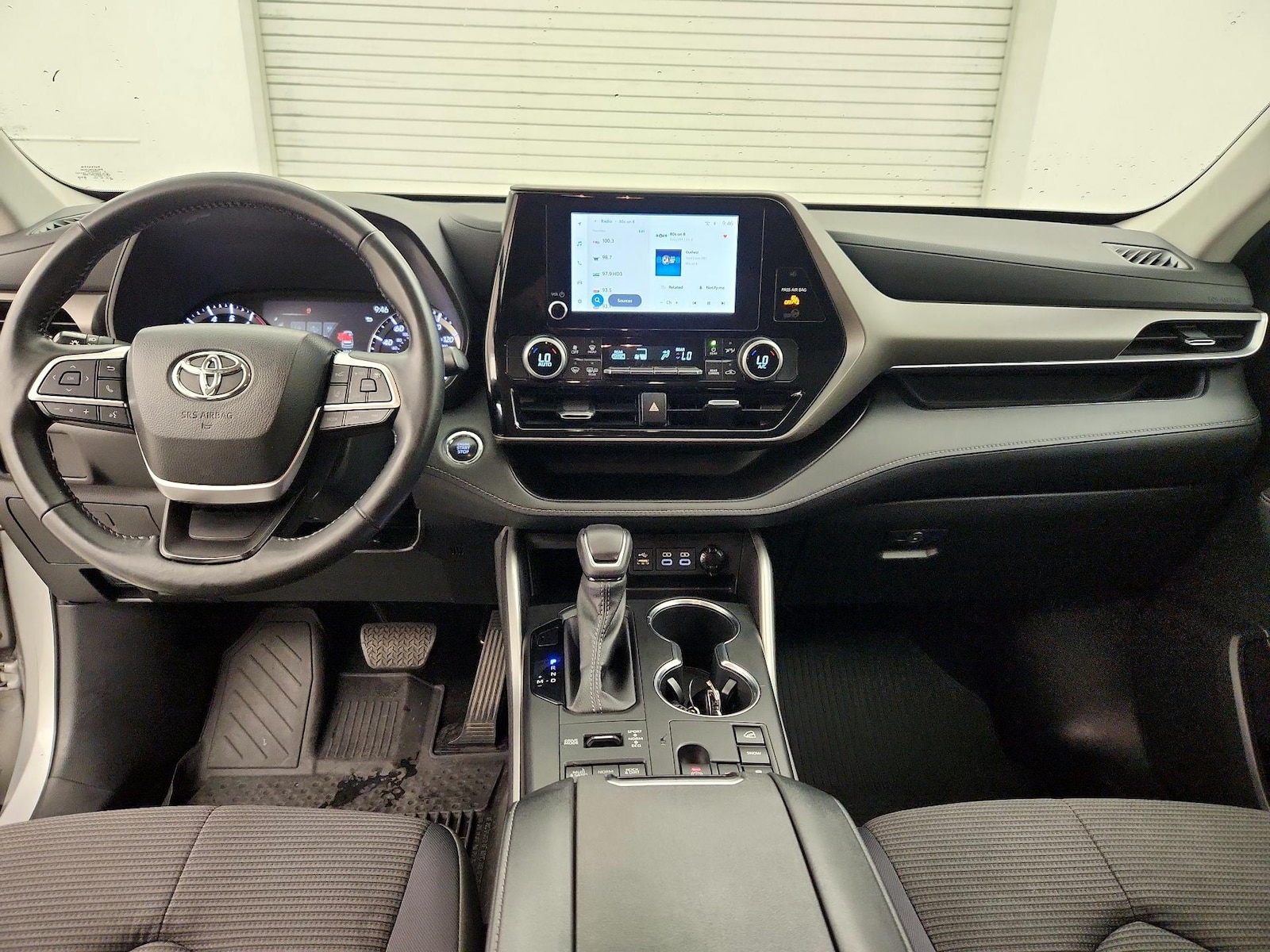 2023 Toyota Highlander LE - Photo 10