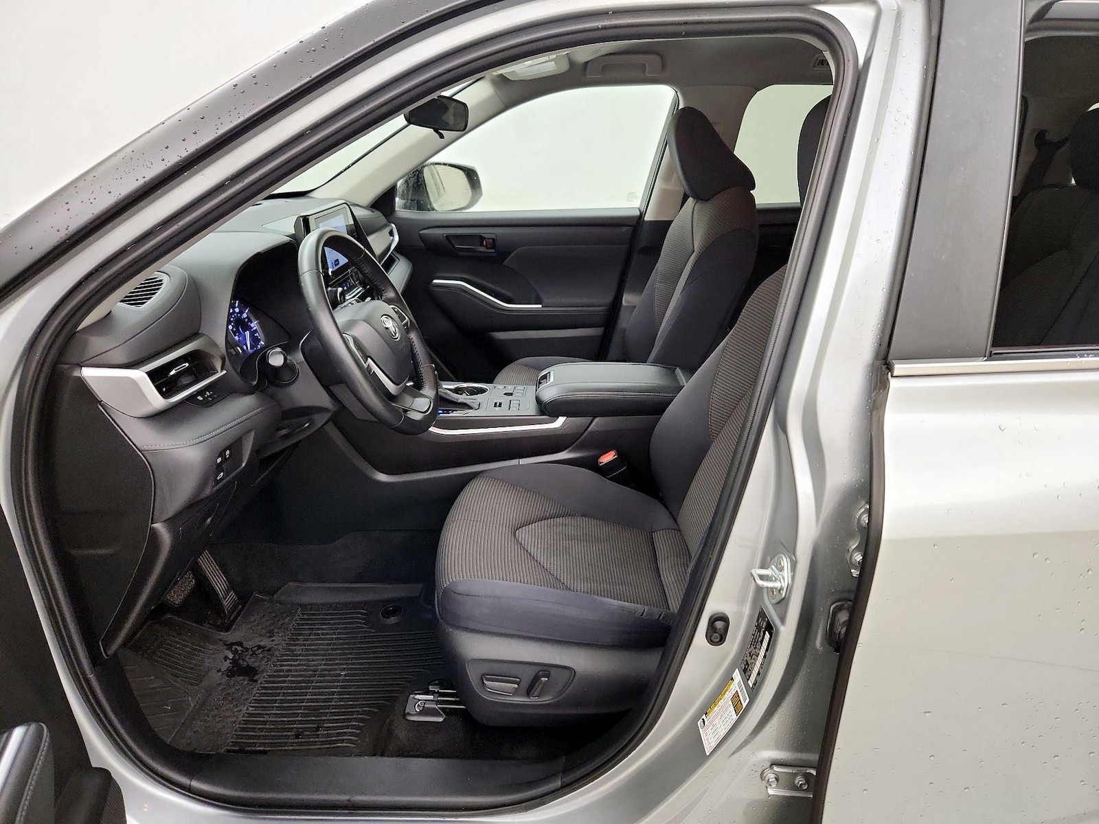 2023 Toyota Highlander LE - Photo 12