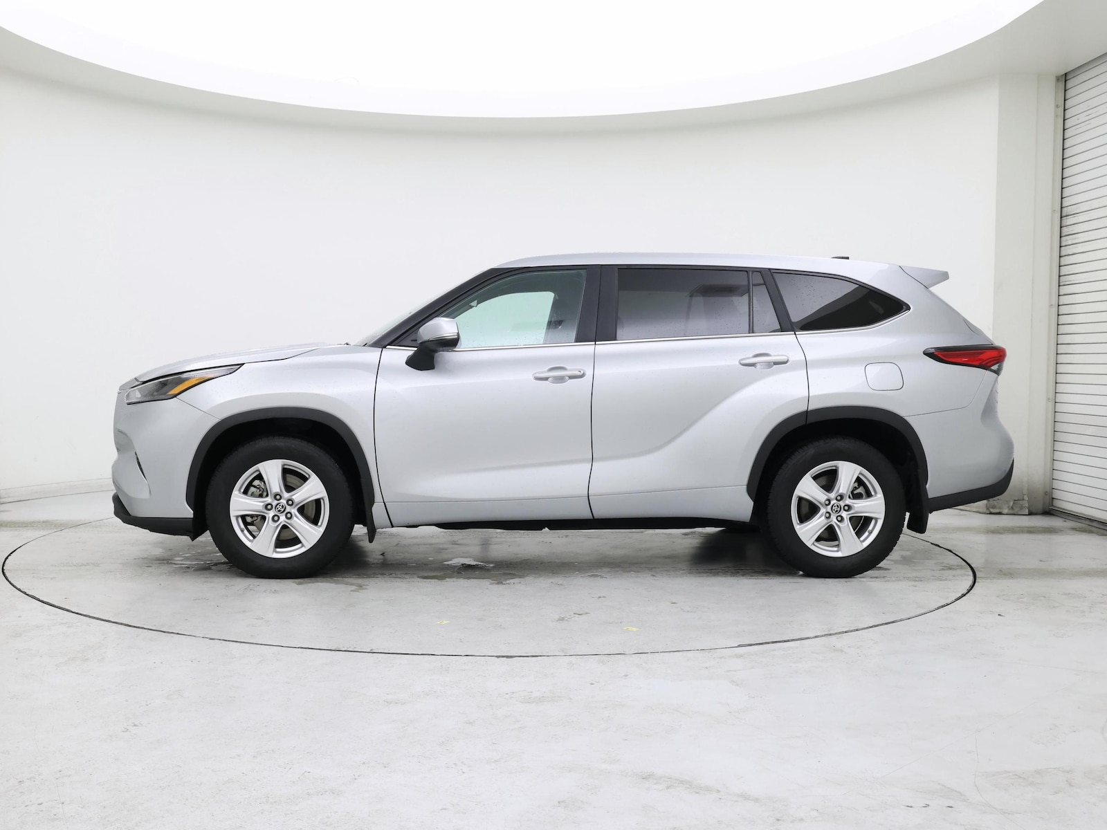 2023 Toyota Highlander LE - Photo 4
