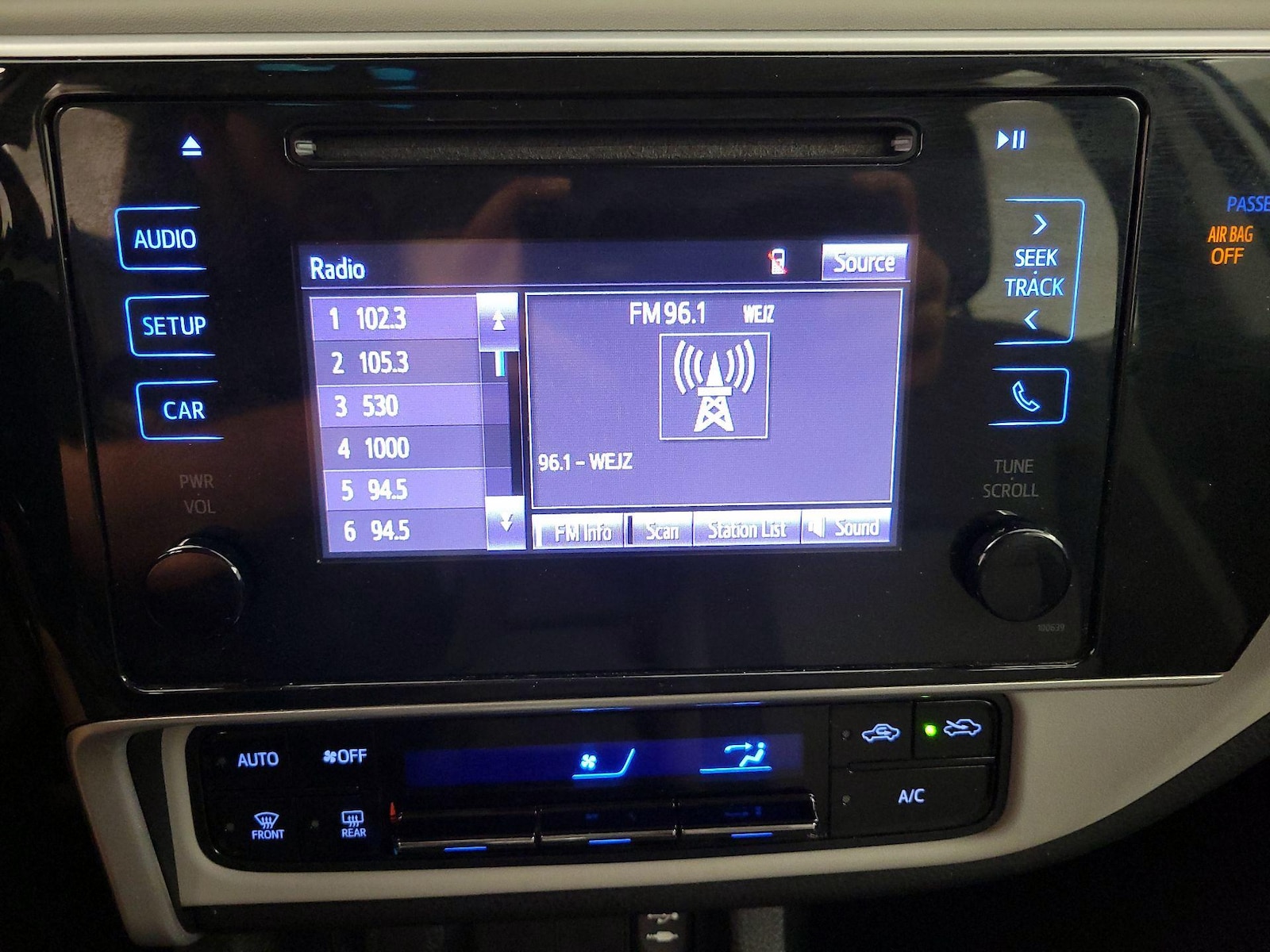 2018 Toyota Corolla LE - Photo 16