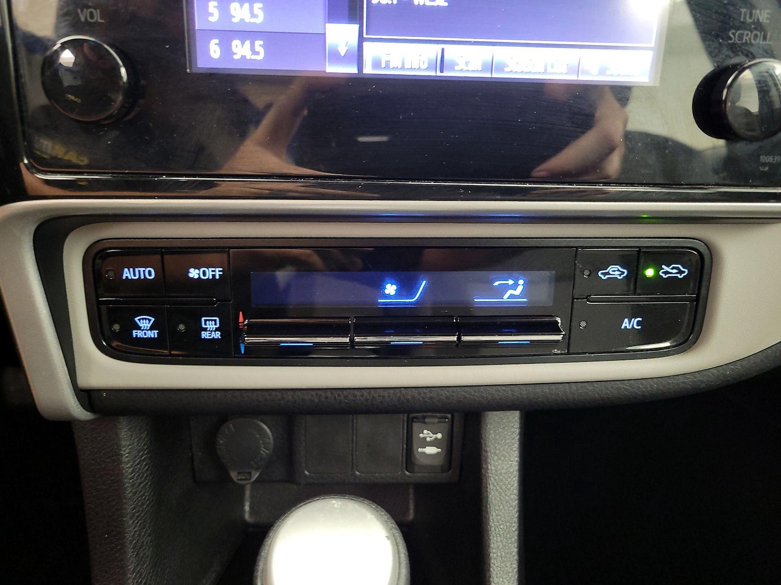2018 Toyota Corolla LE - Photo 17