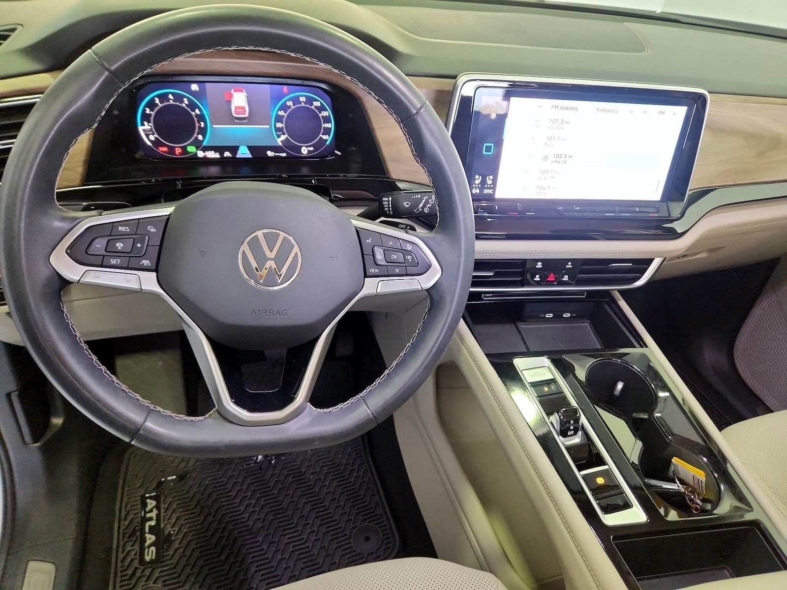 2024 Volkswagen Atlas SE w/Tech - Photo 10
