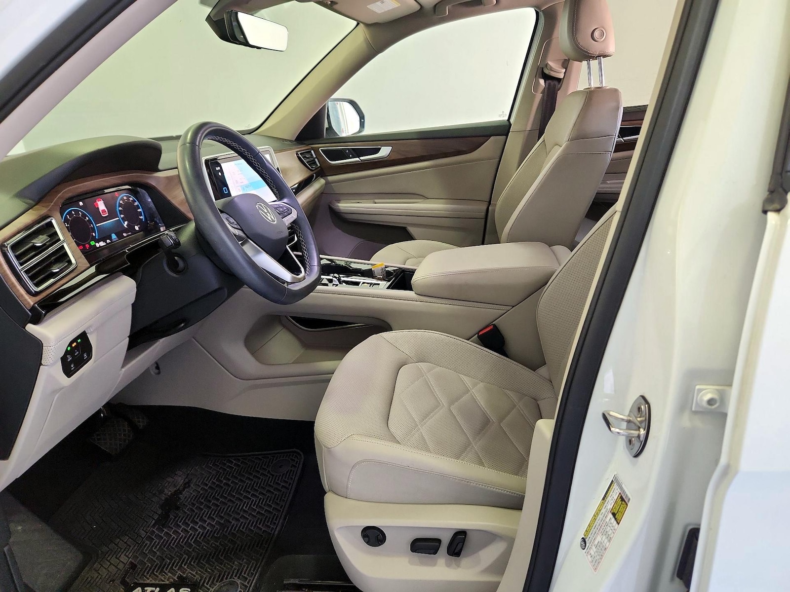 2024 Volkswagen Atlas SE w/Tech - Photo 12