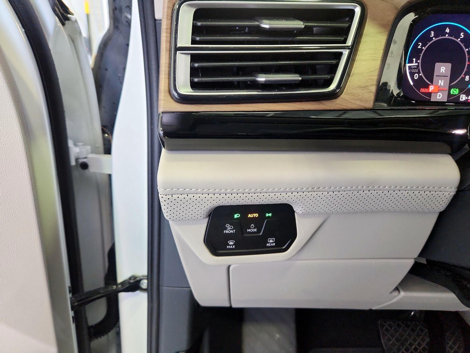 2024 Volkswagen Atlas SE w/Tech - Photo 14