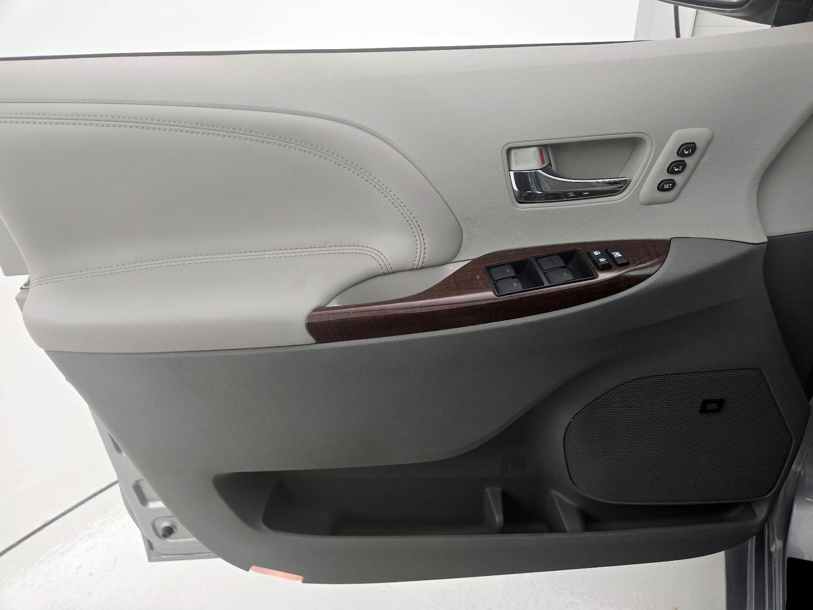 2014 Toyota Sienna Limited - Photo 13