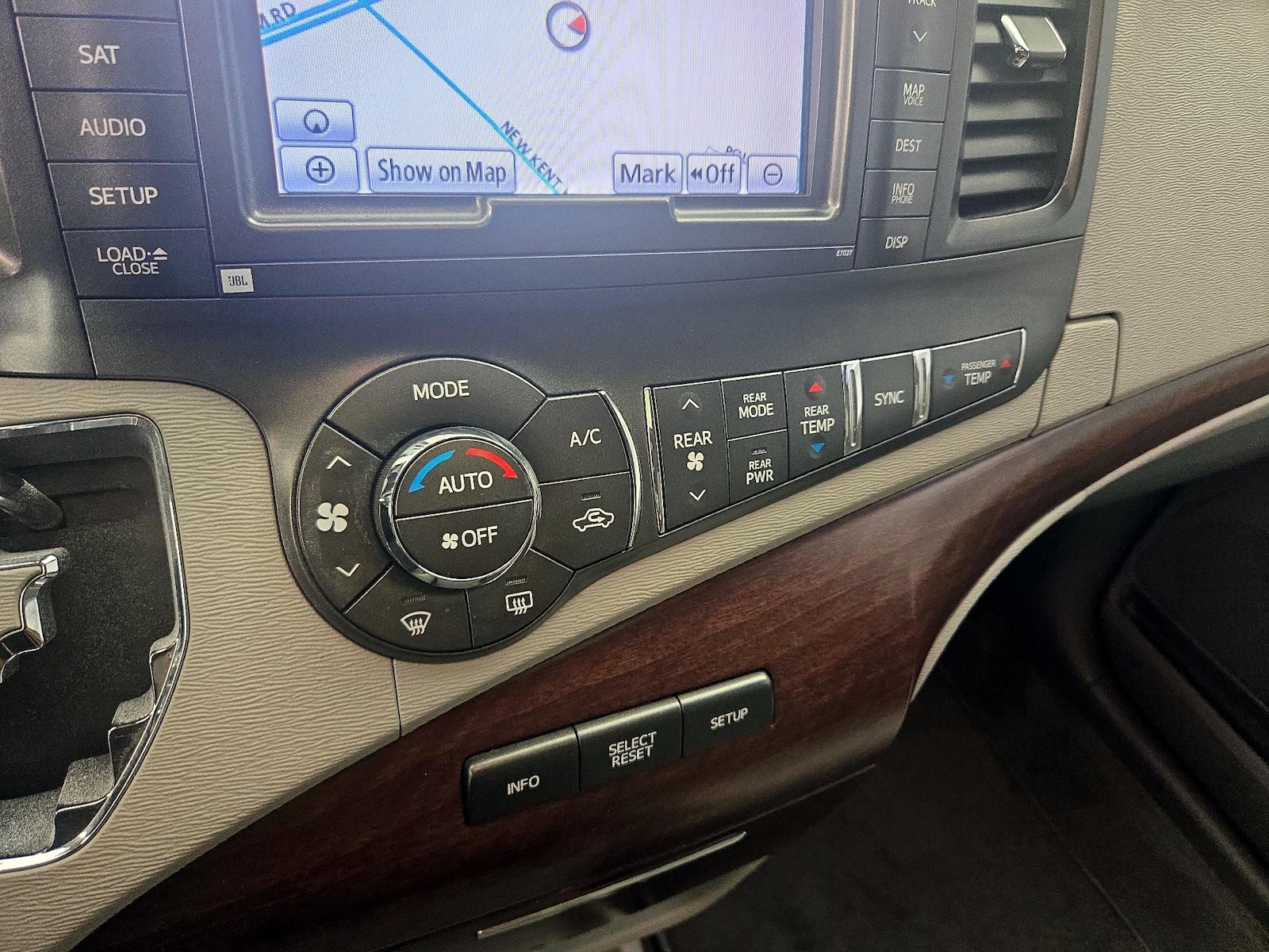 2014 Toyota Sienna Limited - Photo 18