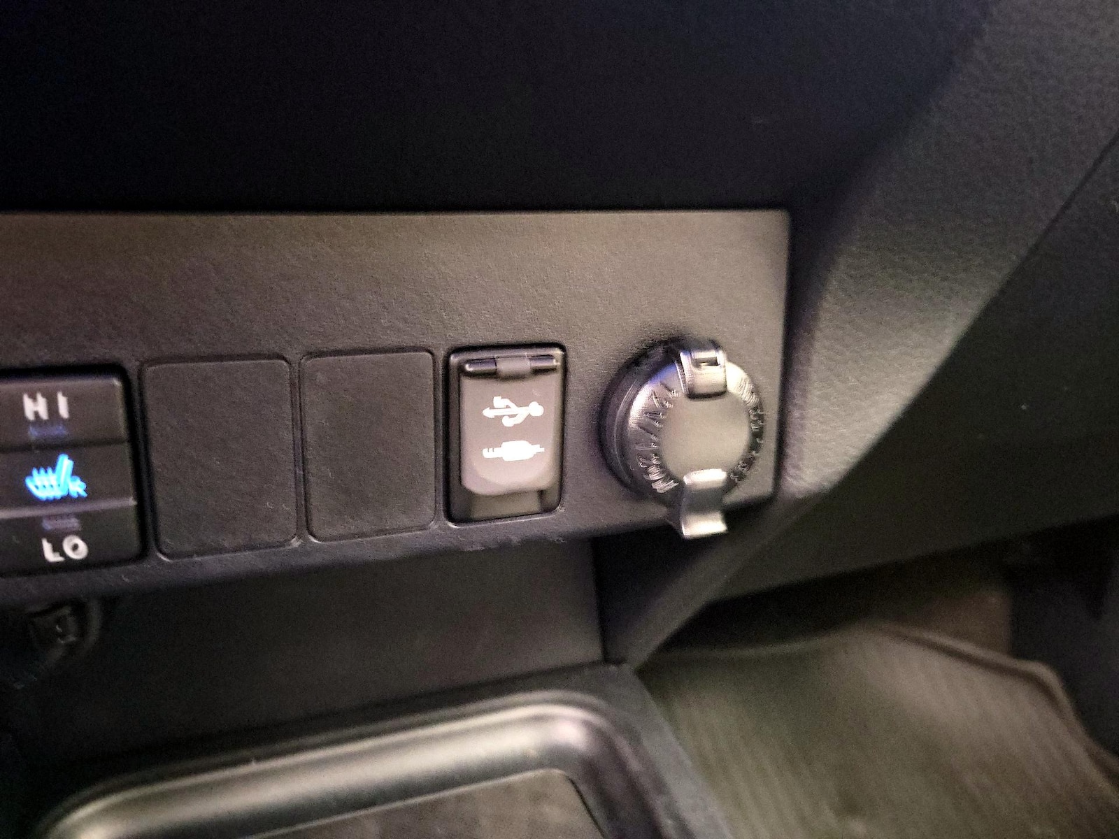 2017 Toyota RAV4 Limited - Photo 19