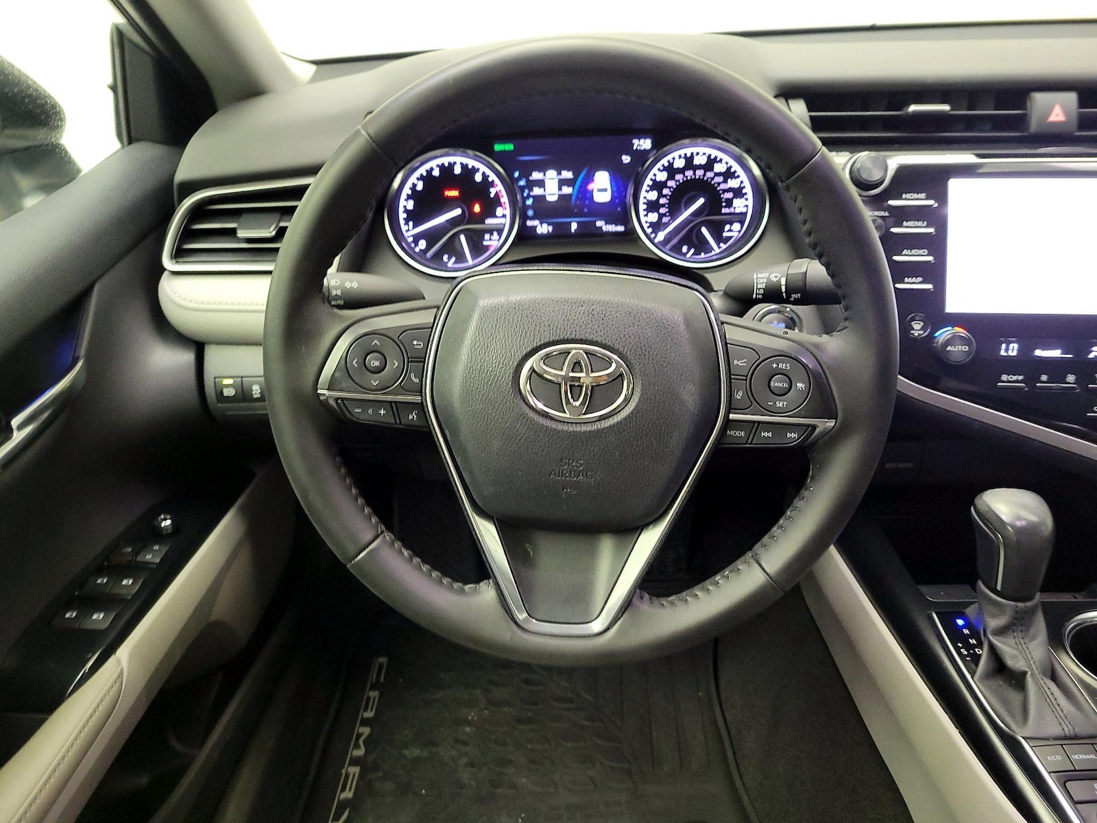 2020 Toyota Camry XLE - Photo 11