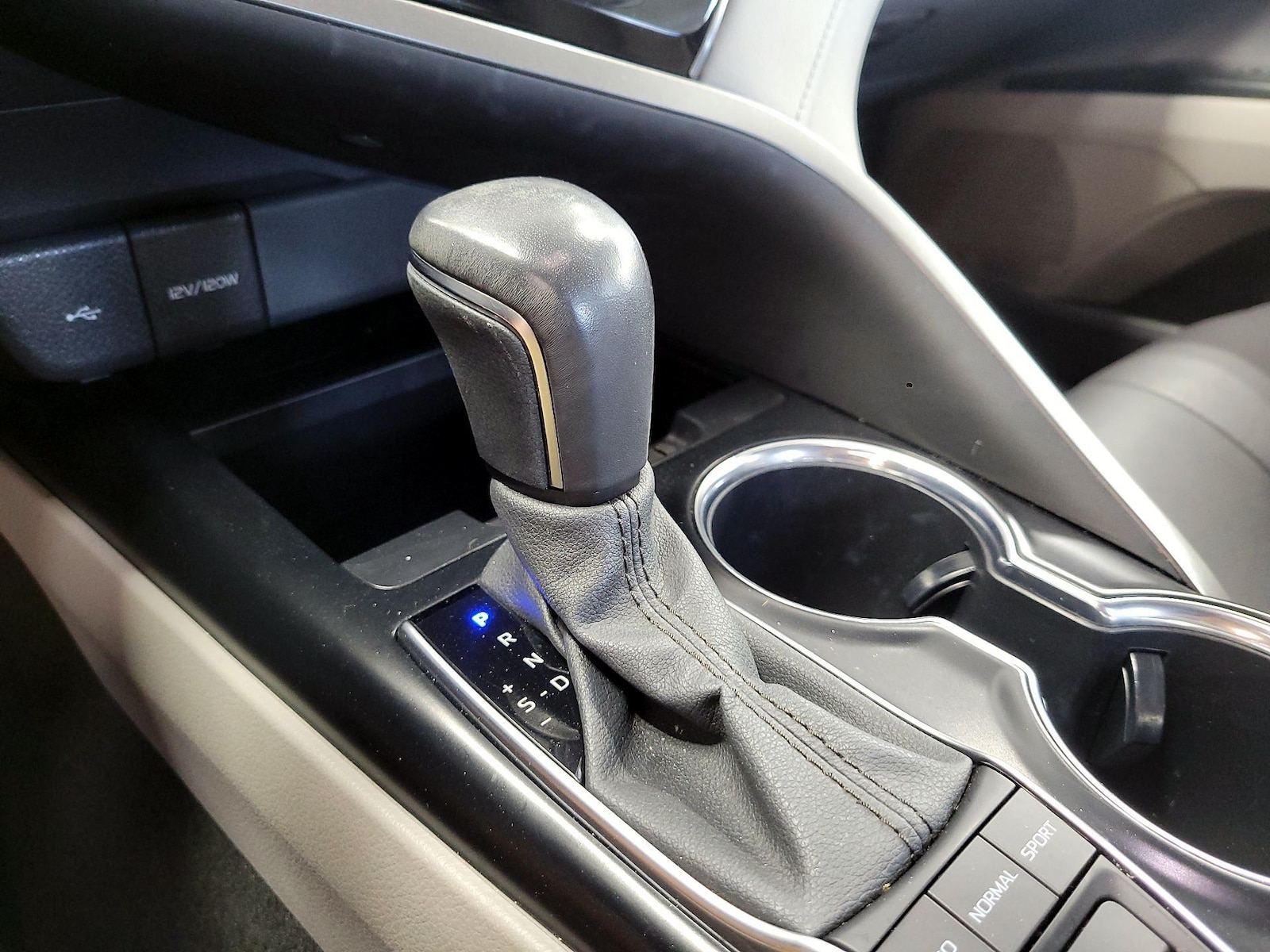 2020 Toyota Camry XLE - Photo 18