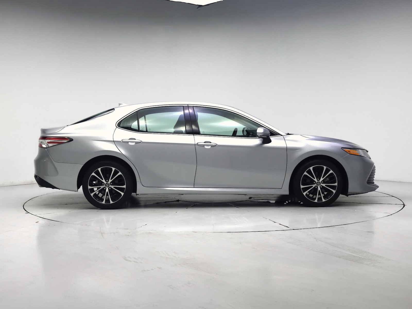 2020 Toyota Camry XLE - Photo 8