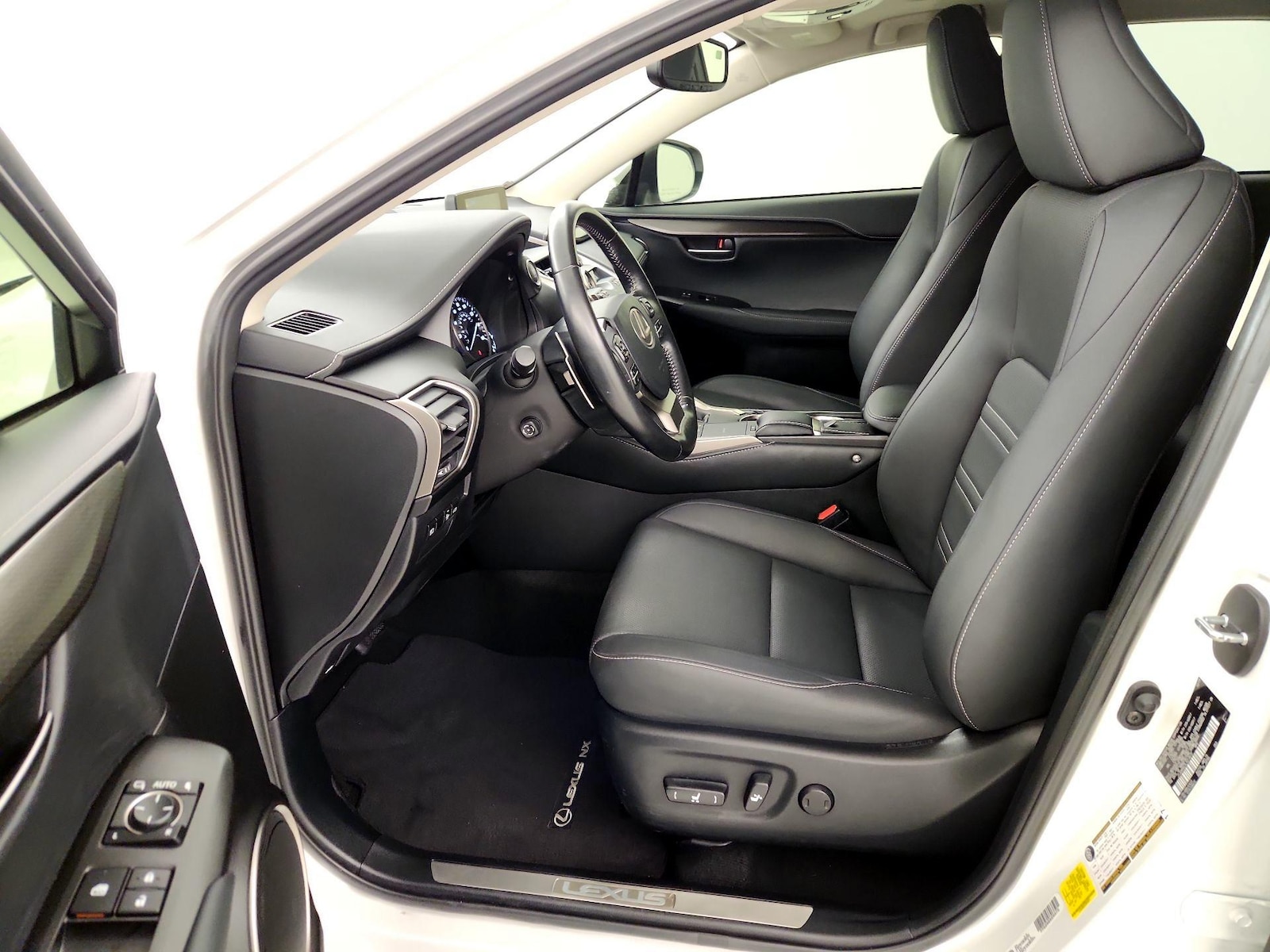 2020 Lexus NX 300 - Photo 12
