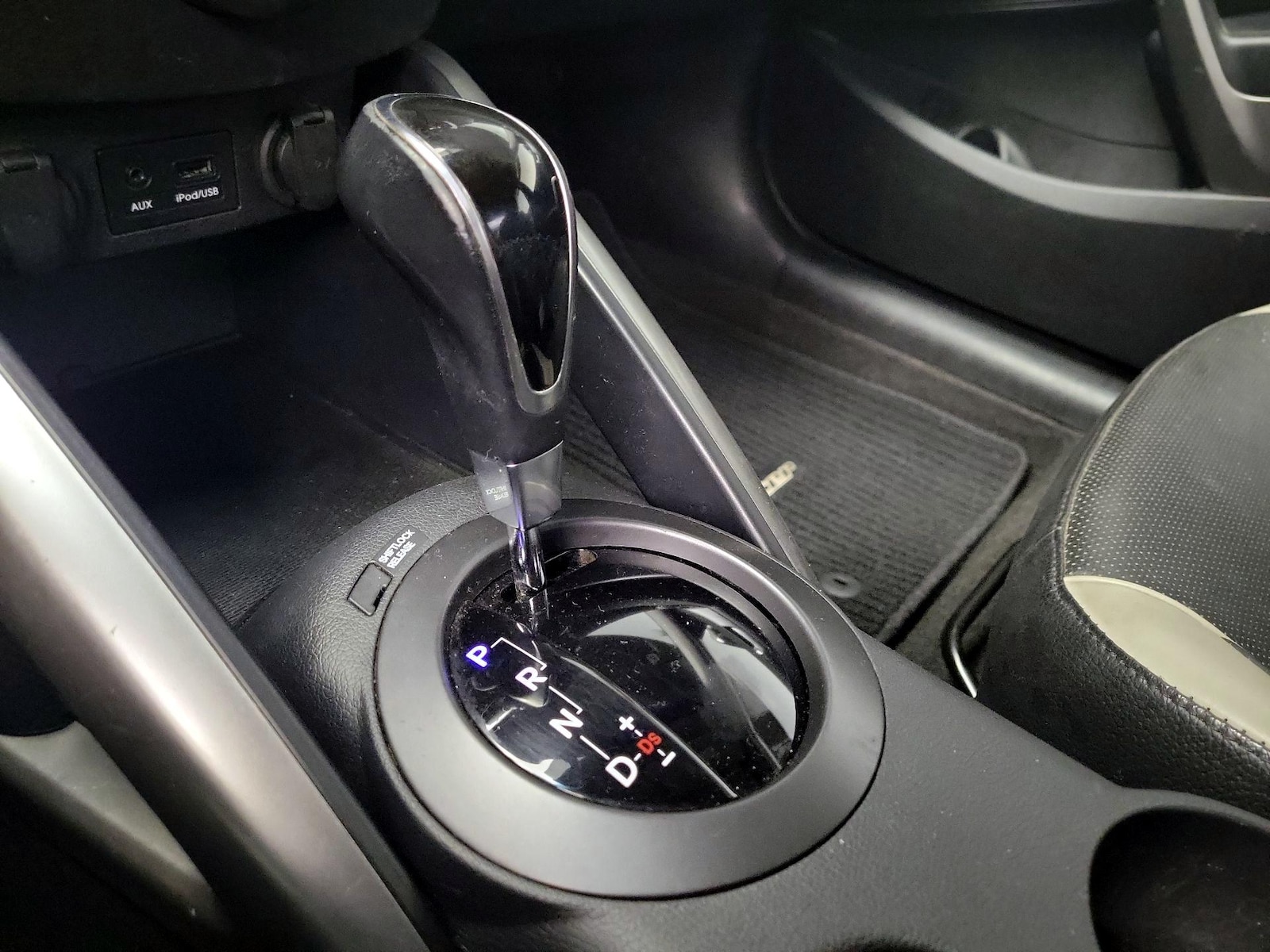 2015 Hyundai Veloster - Photo 18