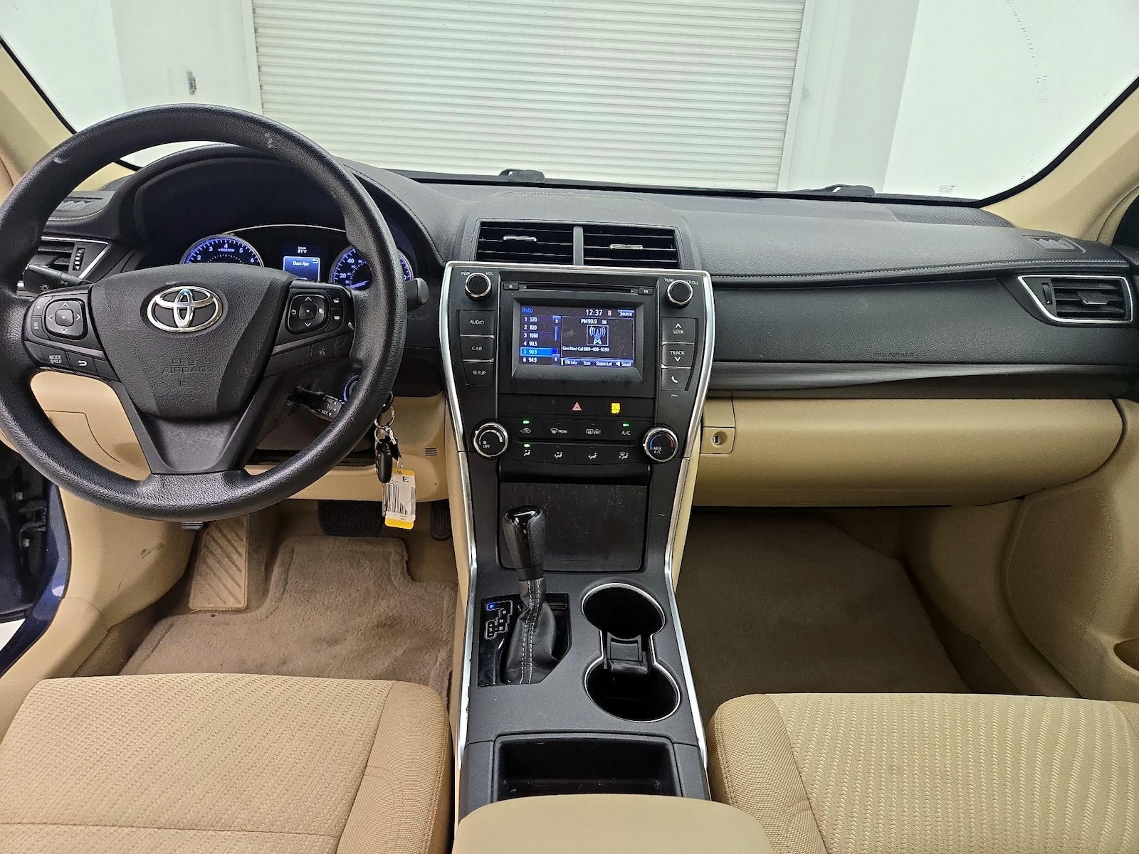2017 Toyota Camry LE - Photo 10