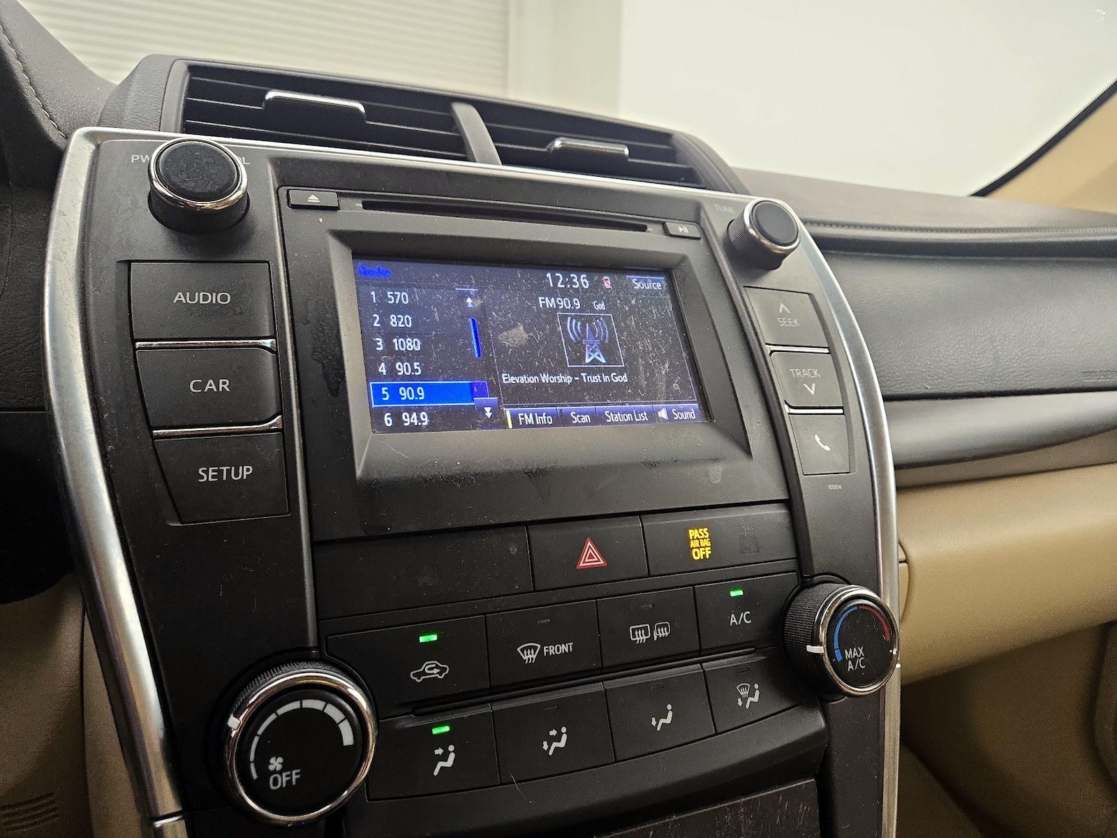 2017 Toyota Camry LE - Photo 17