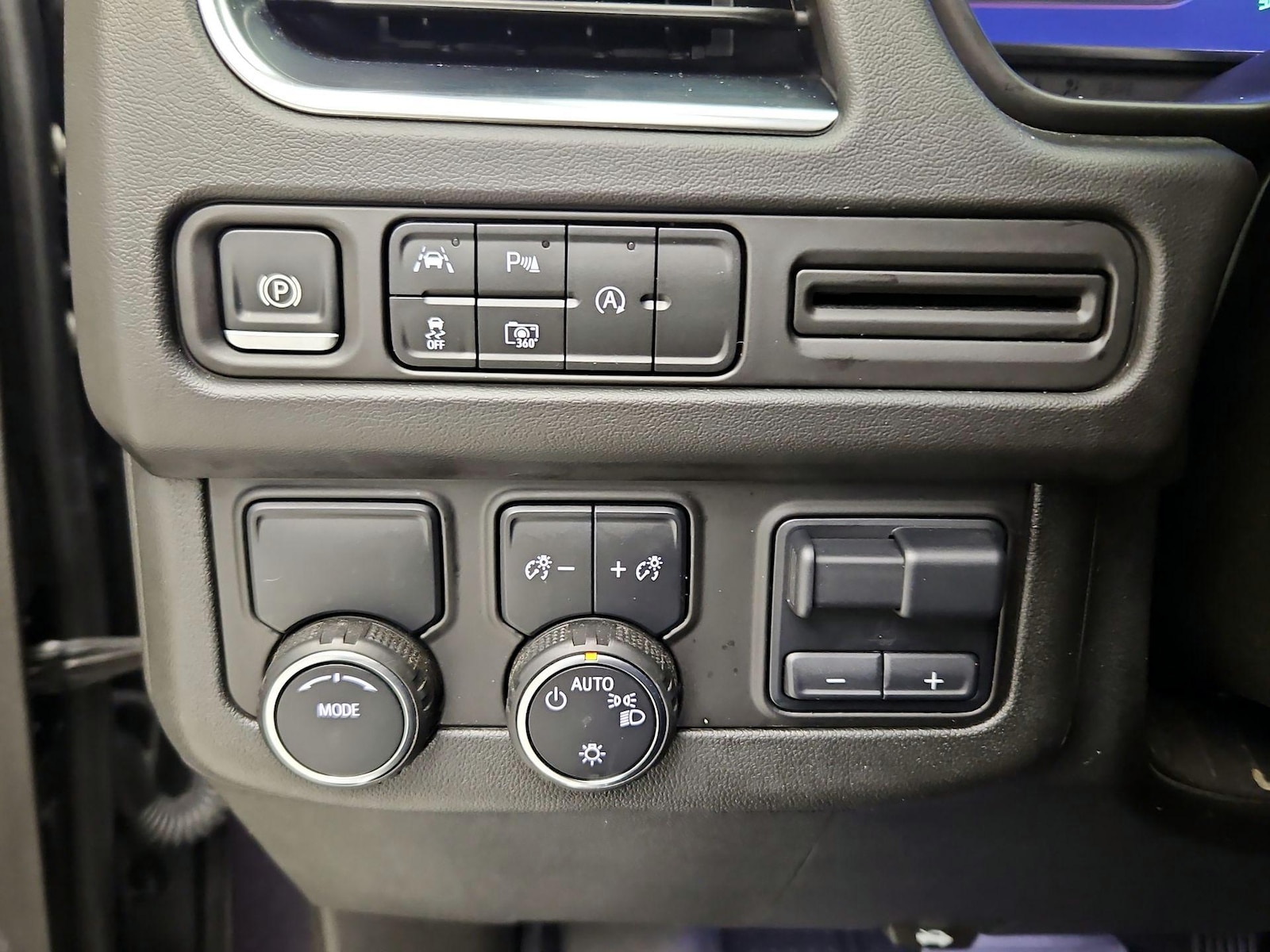 2024 Chevrolet Suburban LT - Photo 14