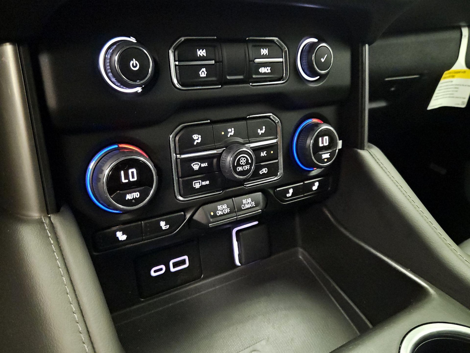 2024 Chevrolet Suburban LT - Photo 17