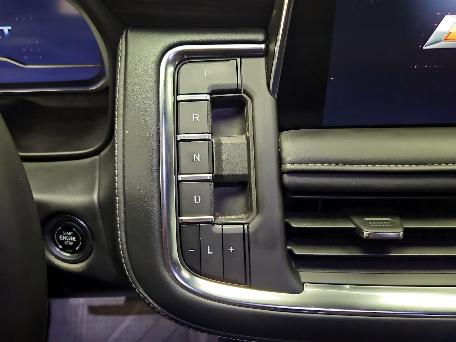 2024 Chevrolet Suburban LT - Photo 18