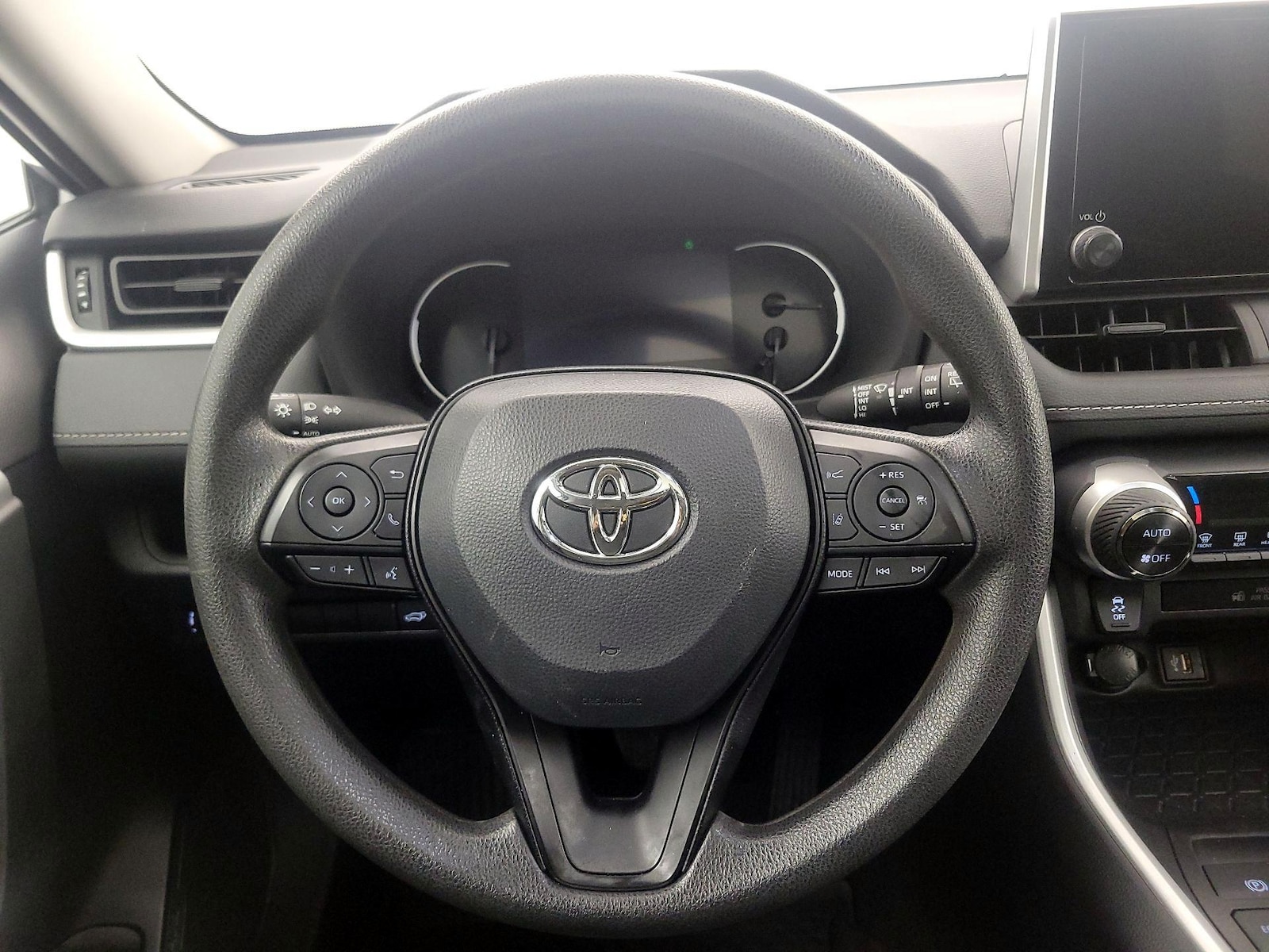 2024 Toyota RAV4 XLE - Photo 11