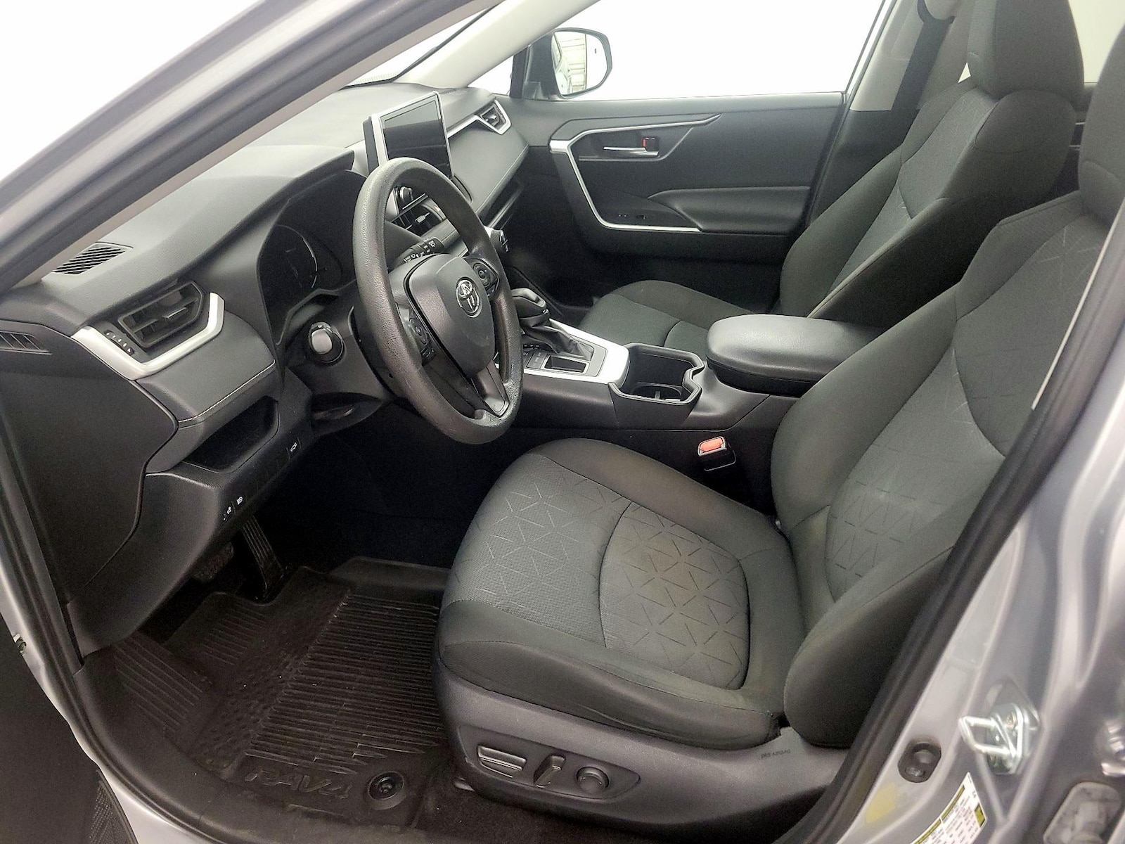 2024 Toyota RAV4 XLE - Photo 12