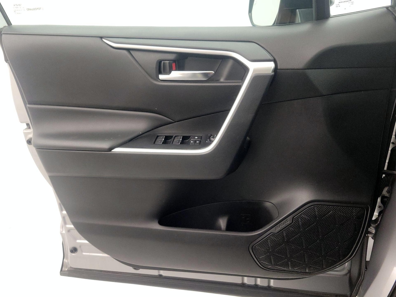 2024 Toyota RAV4 XLE - Photo 13