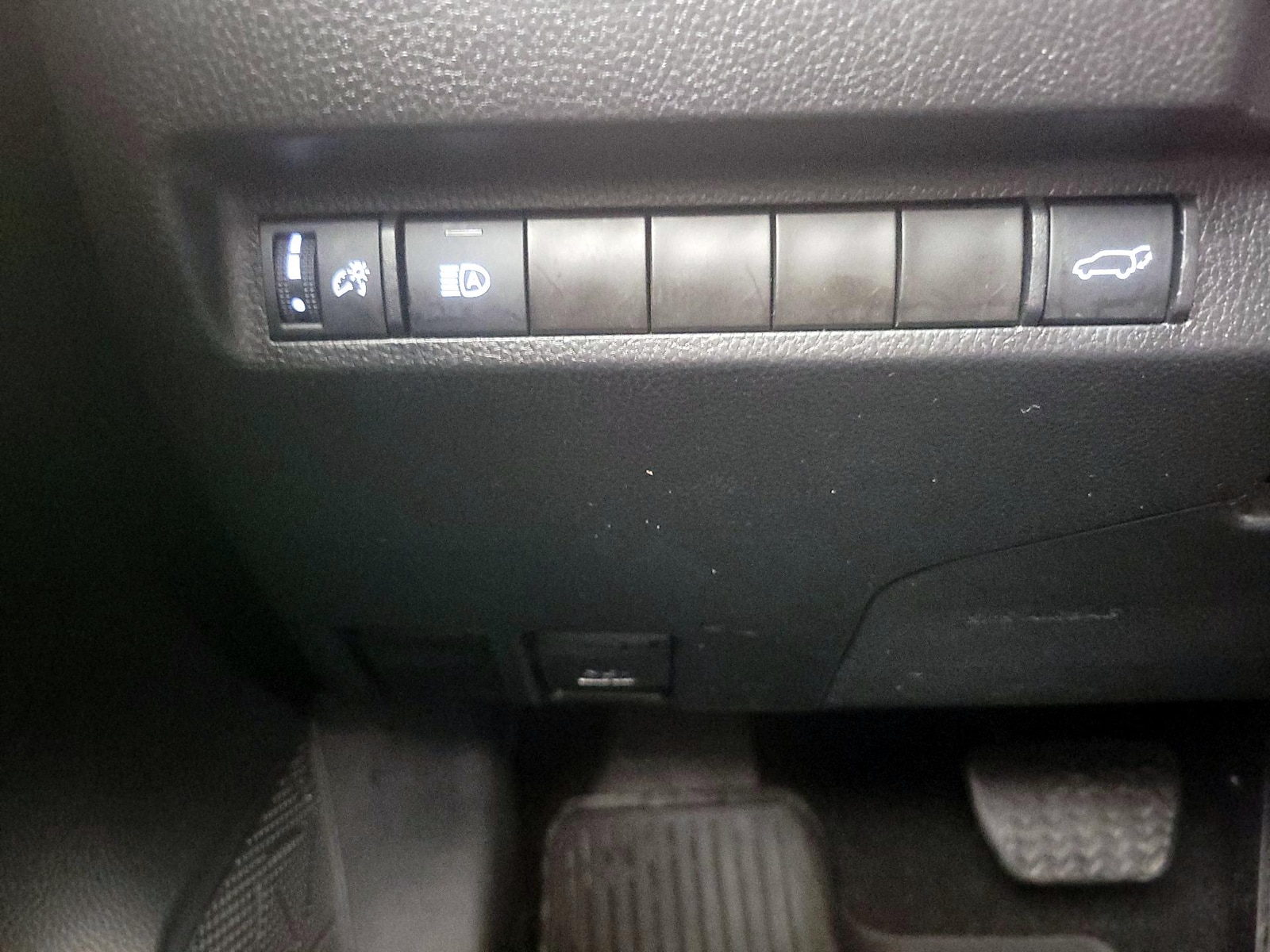 2024 Toyota RAV4 XLE - Photo 14