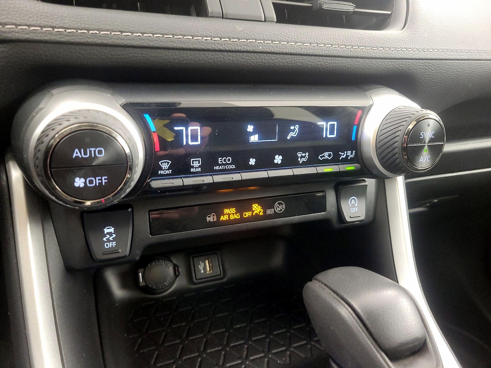 2024 Toyota RAV4 XLE - Photo 17