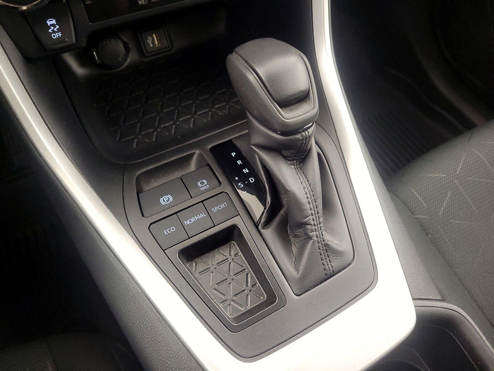 2024 Toyota RAV4 XLE - Photo 18