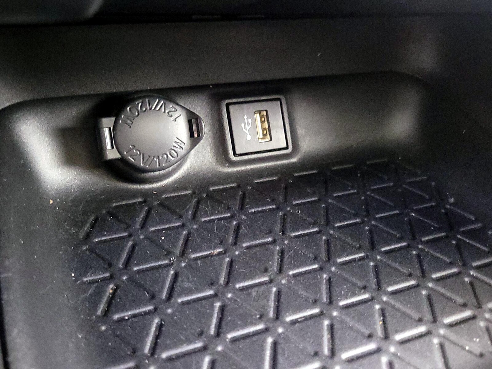 2024 Toyota RAV4 XLE - Photo 19