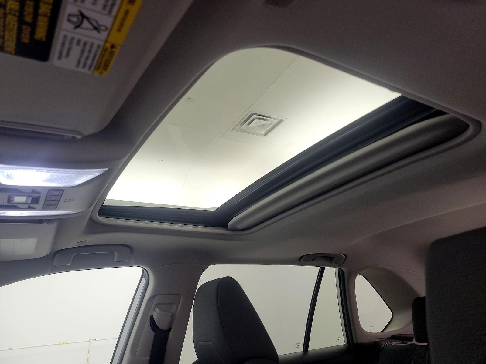 2024 Toyota RAV4 XLE - Photo 20